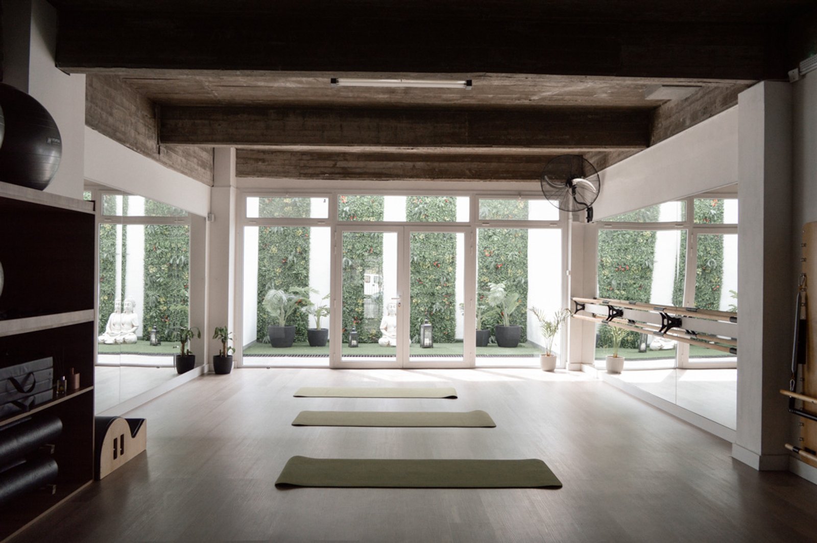 Estúdio de yoga moderno com muita luz natural e vigas de madeira expostas — projeto Estudio Integral SC - Tandil, por Estudio Agustina Satostegui, em Tandil
