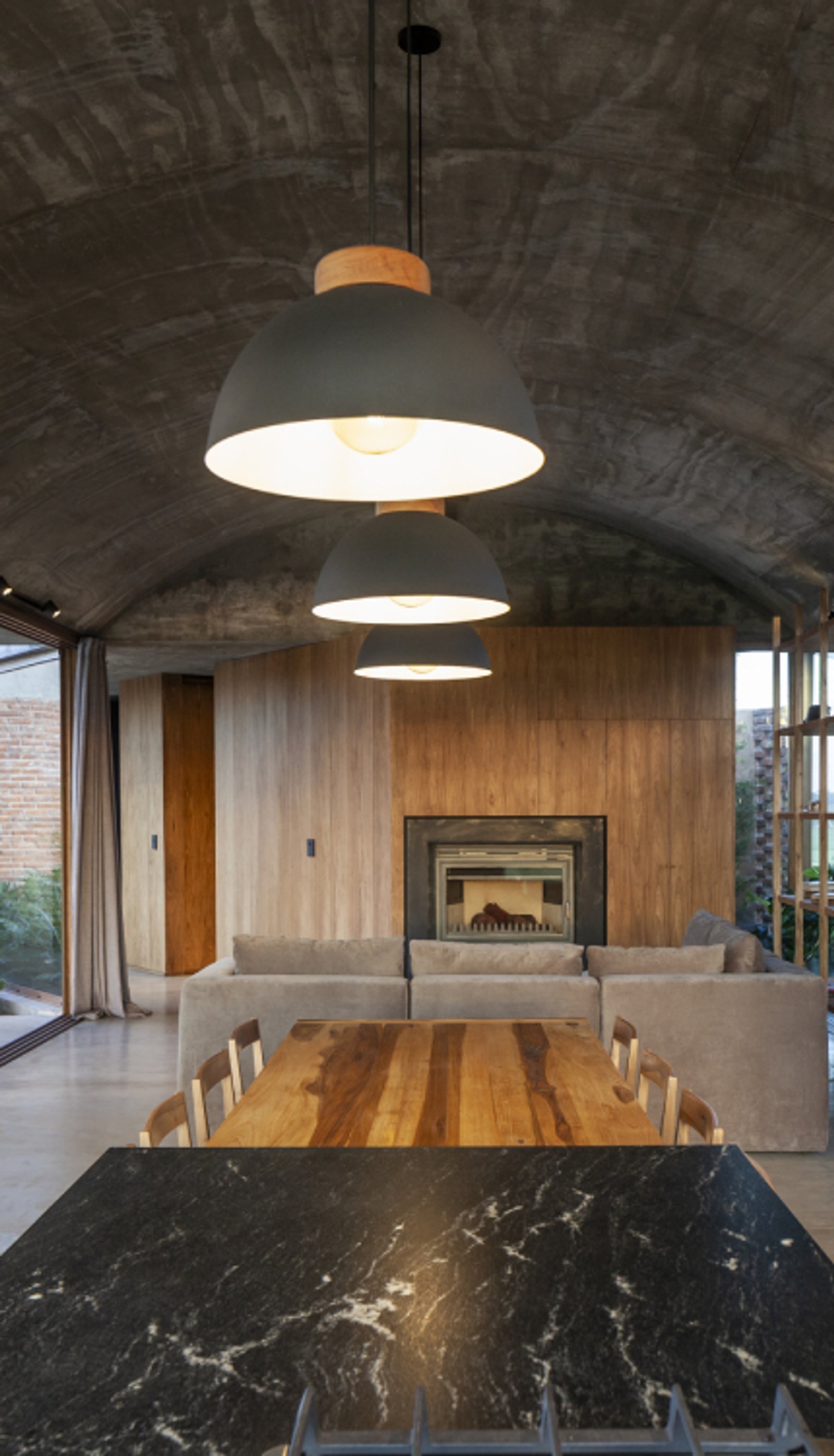 Living moderno con techo de hormigón y detalles en madera — proyecto Casa Volt, por Estudio PK, en Capilla del Señor