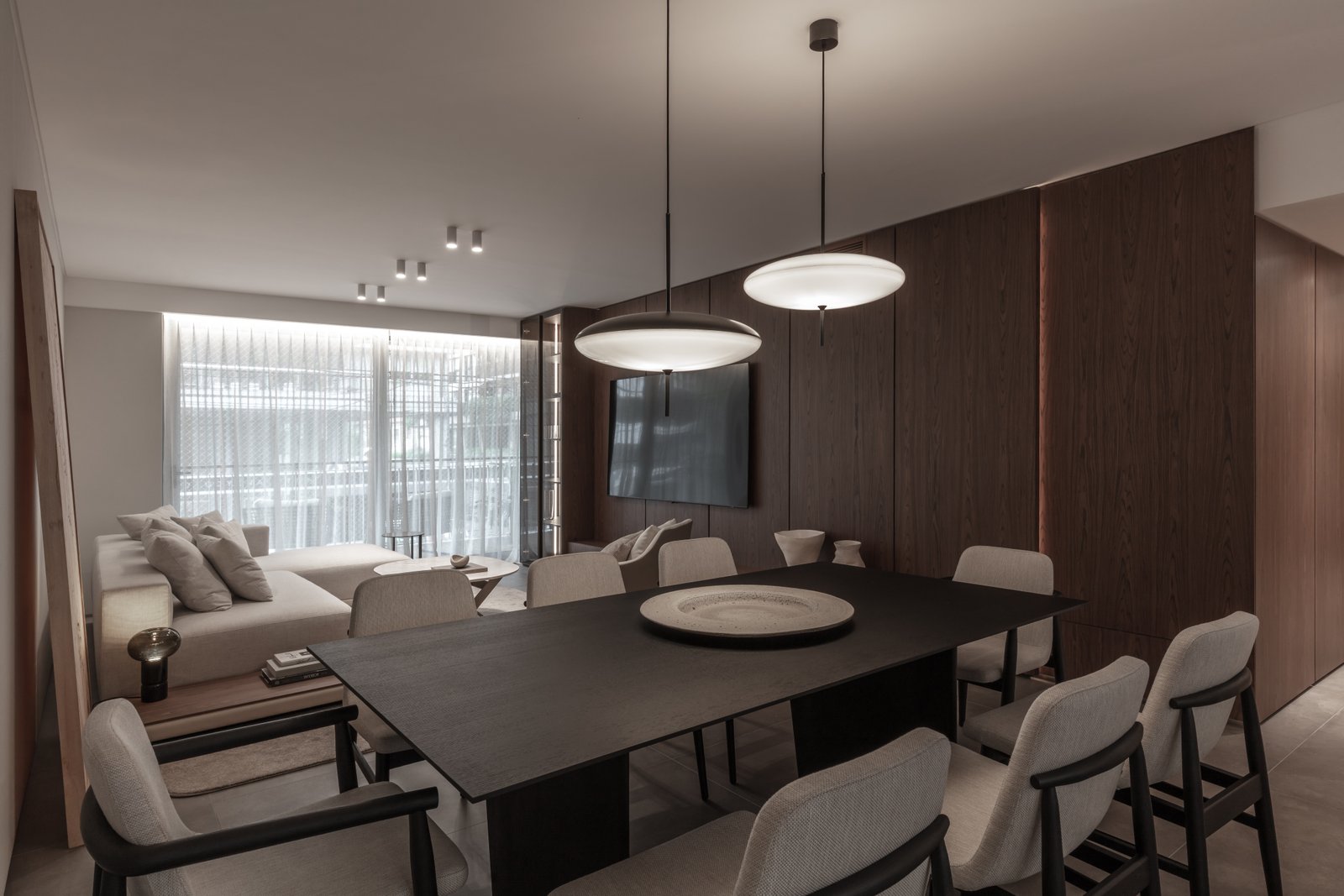 Sala de jantar e estar moderna com painéis de madeira escura — projeto Donna Fiore | Sobrio & sofisticado | Sober & Sophisticated | Lucia Quinteros, por Ren Studio, em Provincia de