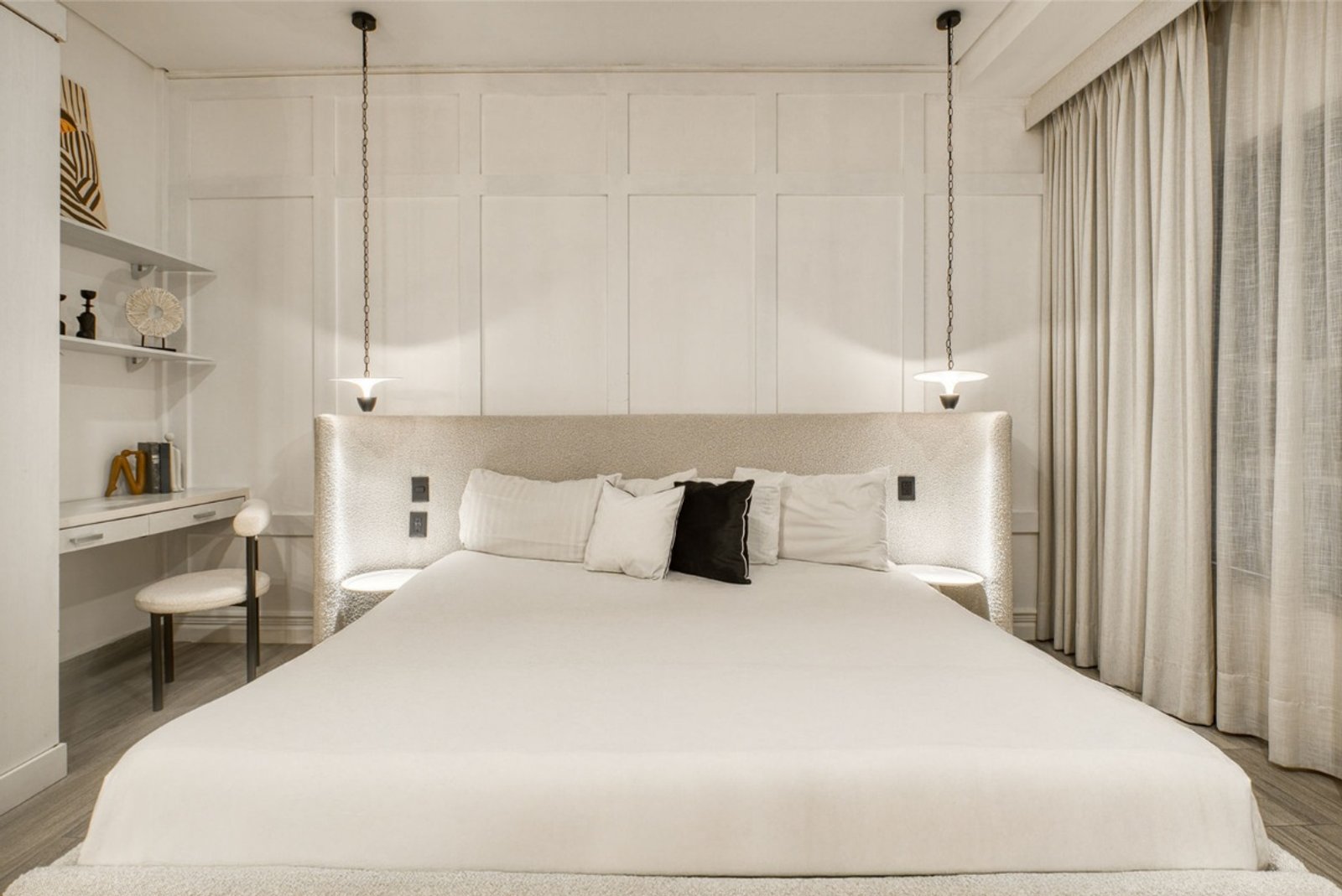 Quarto moderno com painéis brancos e cama grande — projeto reforma ariosto //polanco/ atlanticoarqs, por atlantico arqs, em Ciudad de México