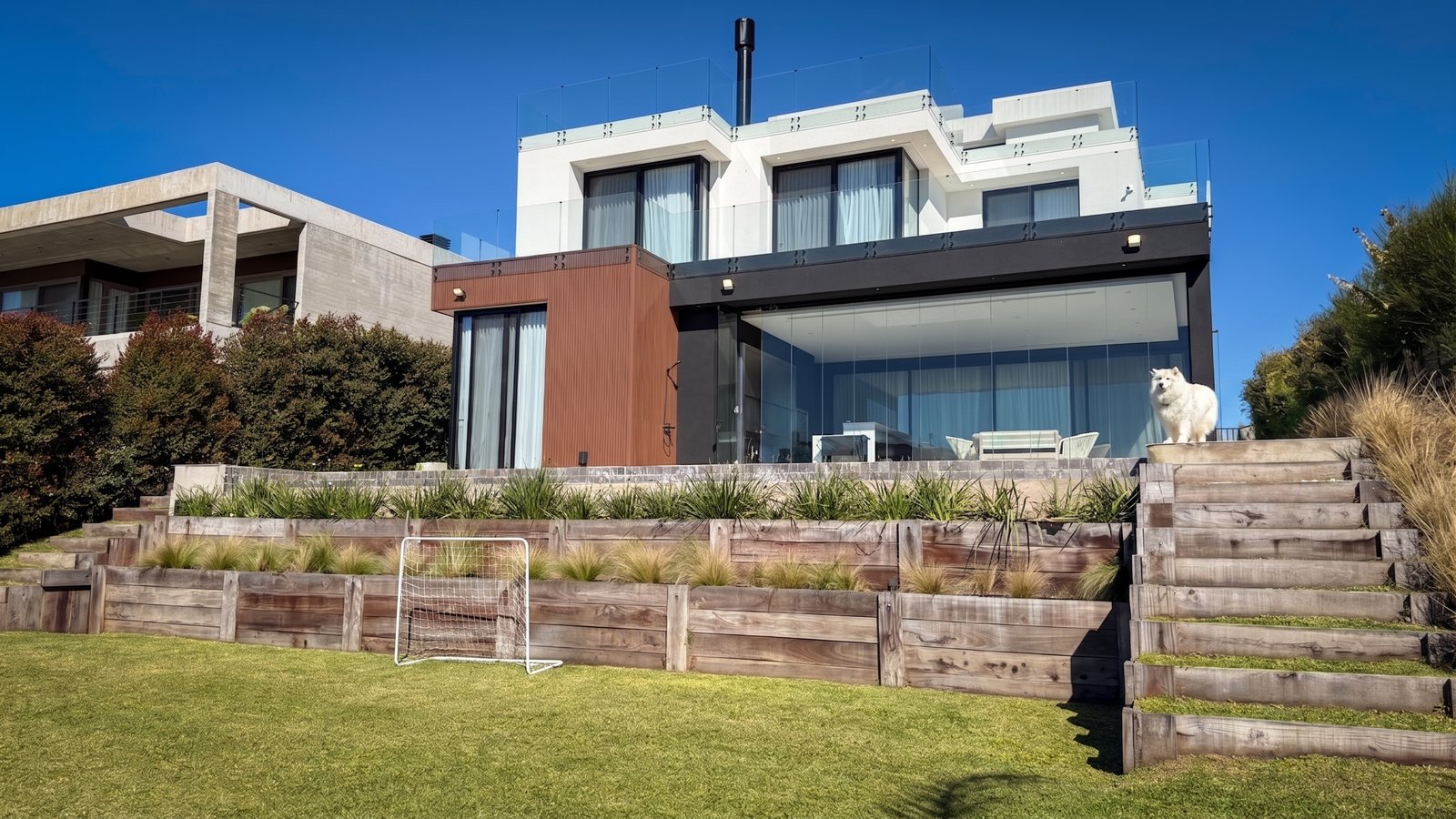 Casa moderna frente al mar con madera y cristal — proyecto Yatch 278, por CIFARELLI arquitectos, en Tigre