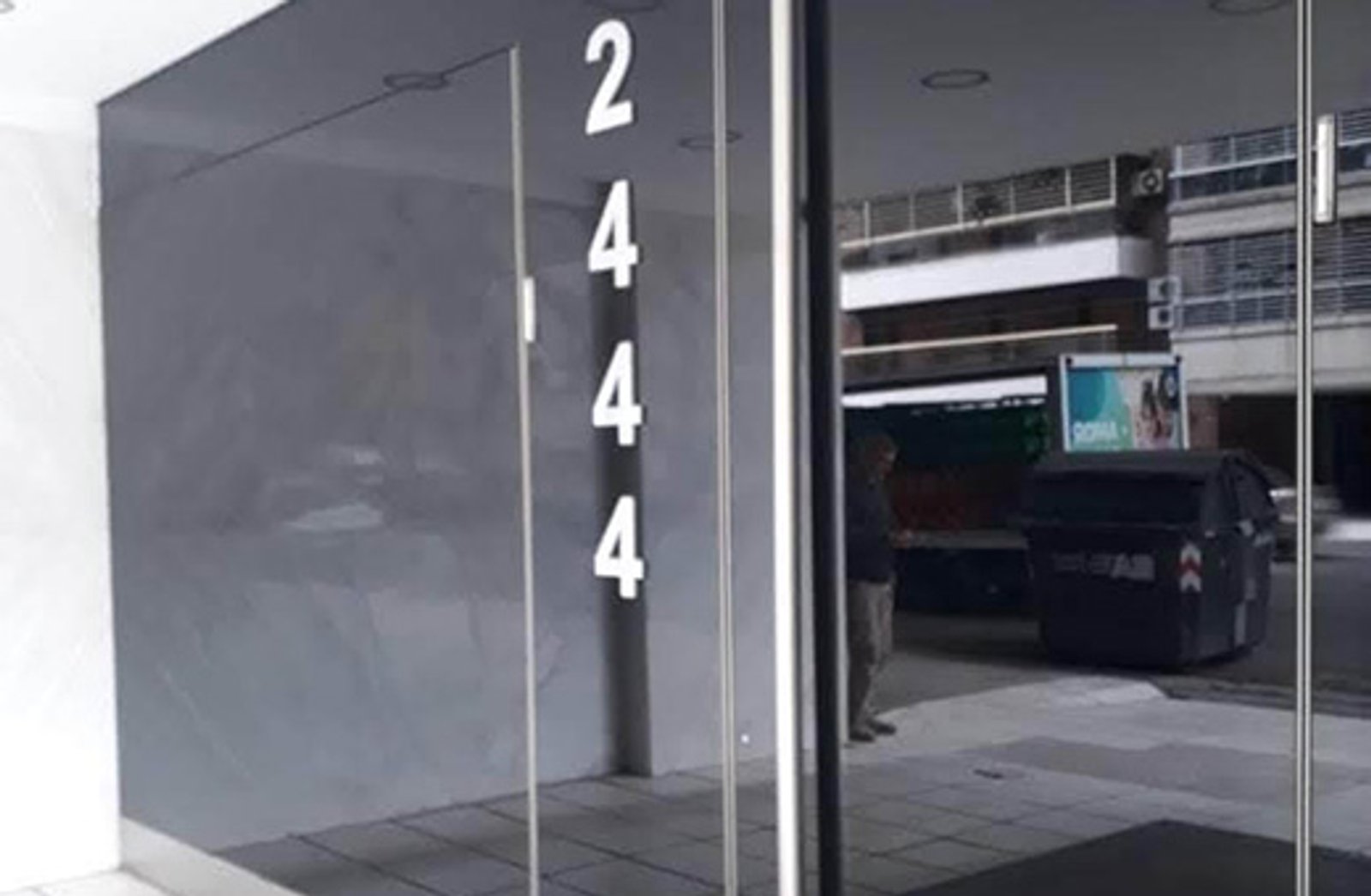 fachada comercial moderna com números e reflexos — projeto FRENTE EDIFICIO AV AVELLANEDA, por Cristalcenter, em Flores