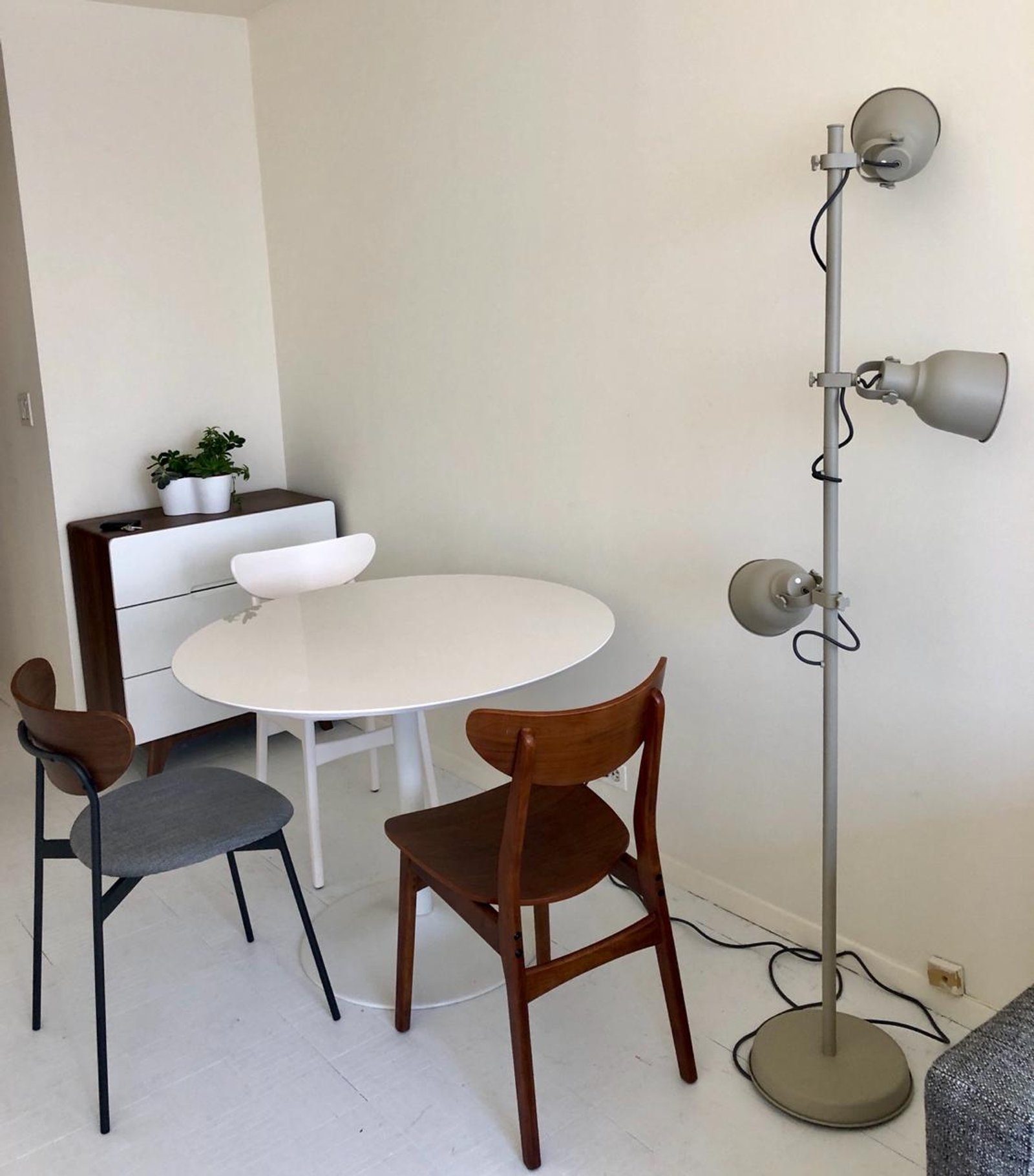 Comedor moderno con mesa ovalada y dos sillas contrastantes — proyecto Depto NY, por DE DIOS Estudio, en Nueva York