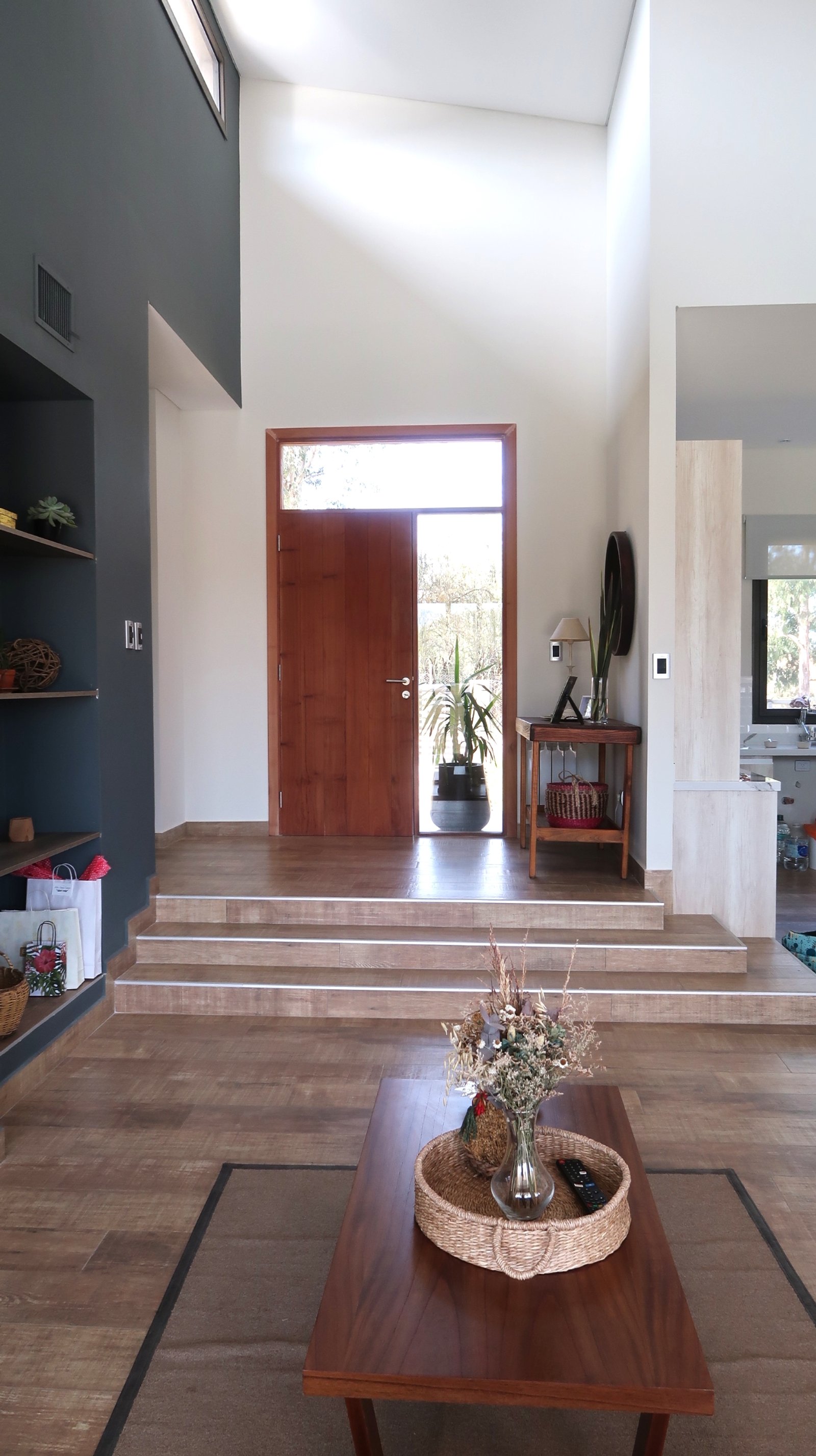 Sala moderna com pé-direito duplo e muita luz natural — projeto Casa La Paz, por Luciana González Anderson, em Salta
