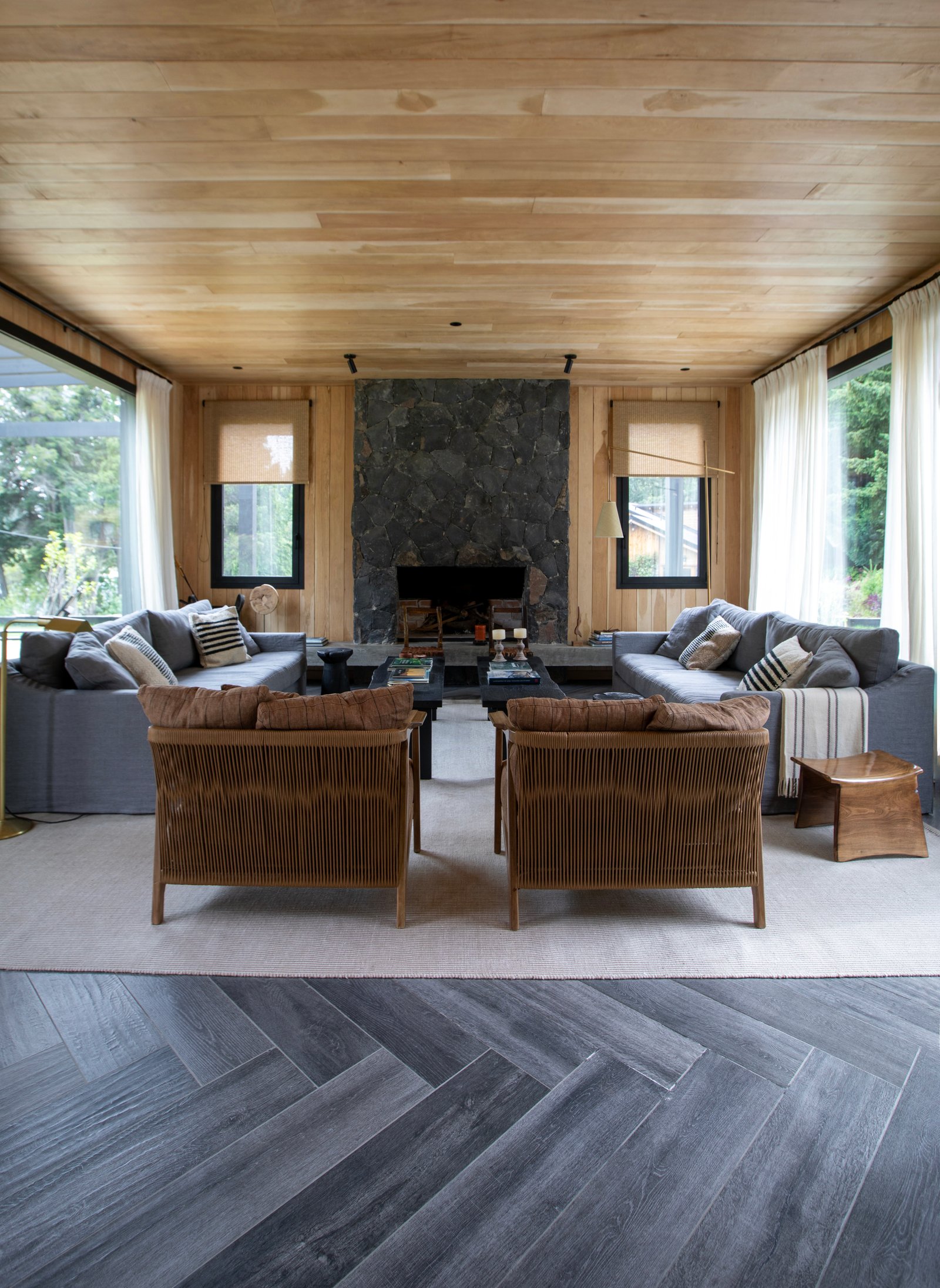 Living moderno con techos de madera y piso de espiga — proyecto OBRA SANTA BARBARA, por ILVA, en Provincia de Buenos Aires