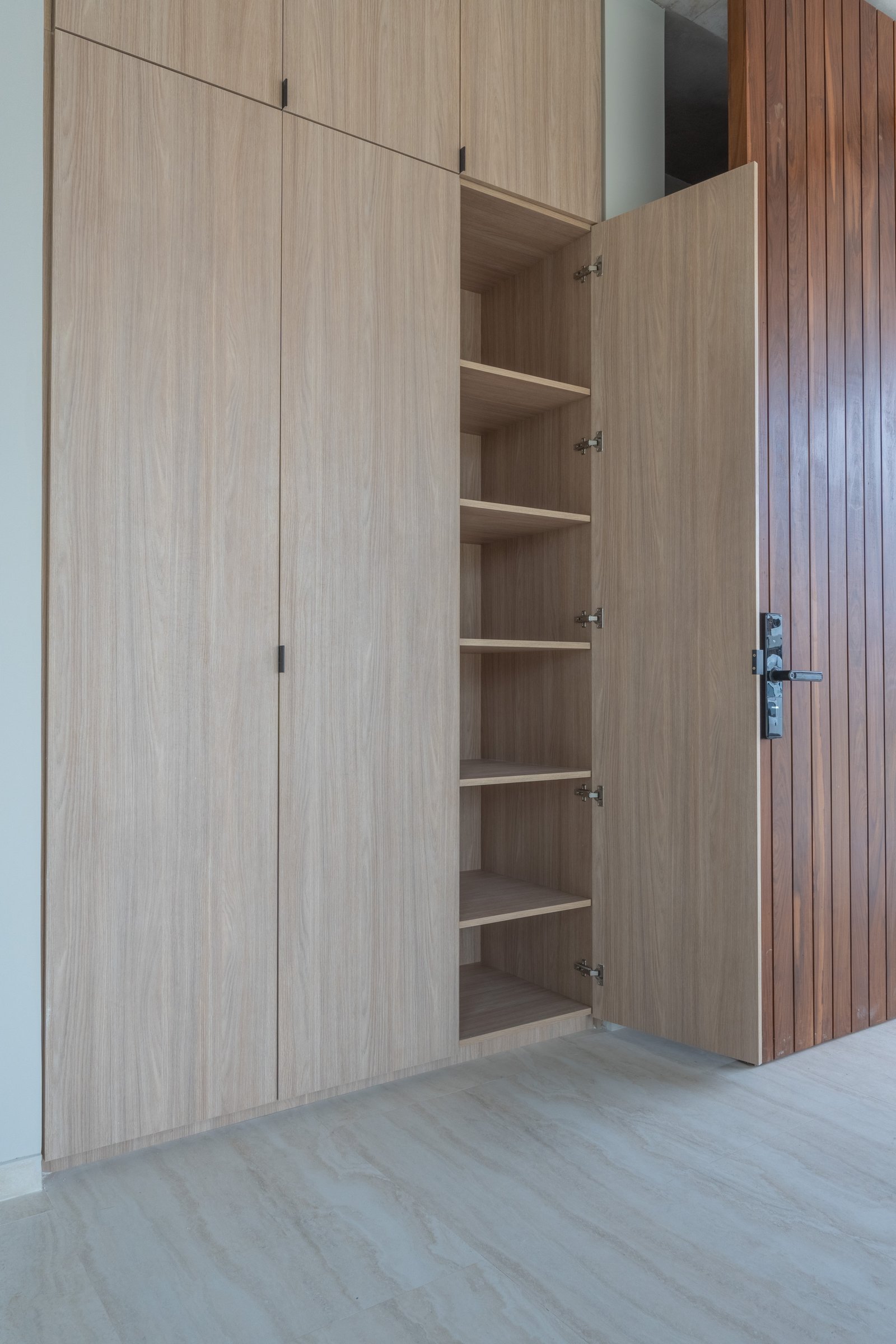 placard moderno con estantes integrados y puerta de madera — proyecto Yacht - Estudio CCWay, por ABEJA CONCEPT, en Av. de la Ribera 560