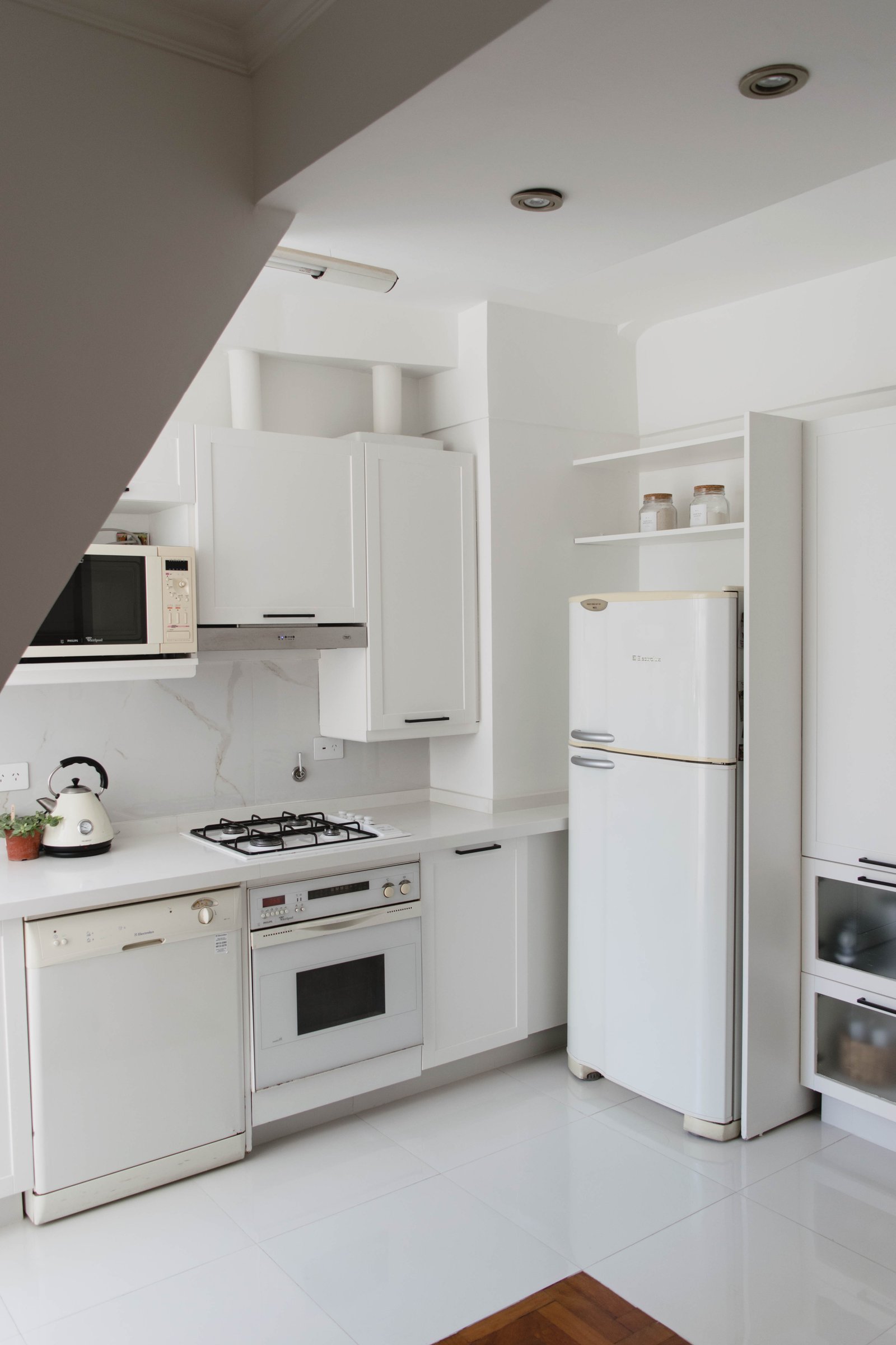 Cozinha moderna estilo escandinavo com eletrodomésticos brancos — projeto Goyena, por Martina Kleinert, em Caballito