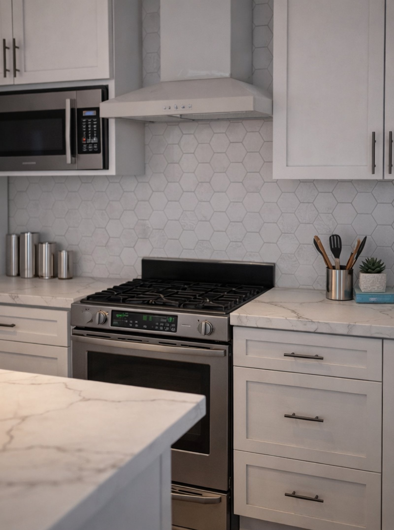 Cocina moderna escandinava con detalles blancos y mármol — proyecto Reforma cocina , por Inva interiorismo, en B7609 Santa Clara del Mar