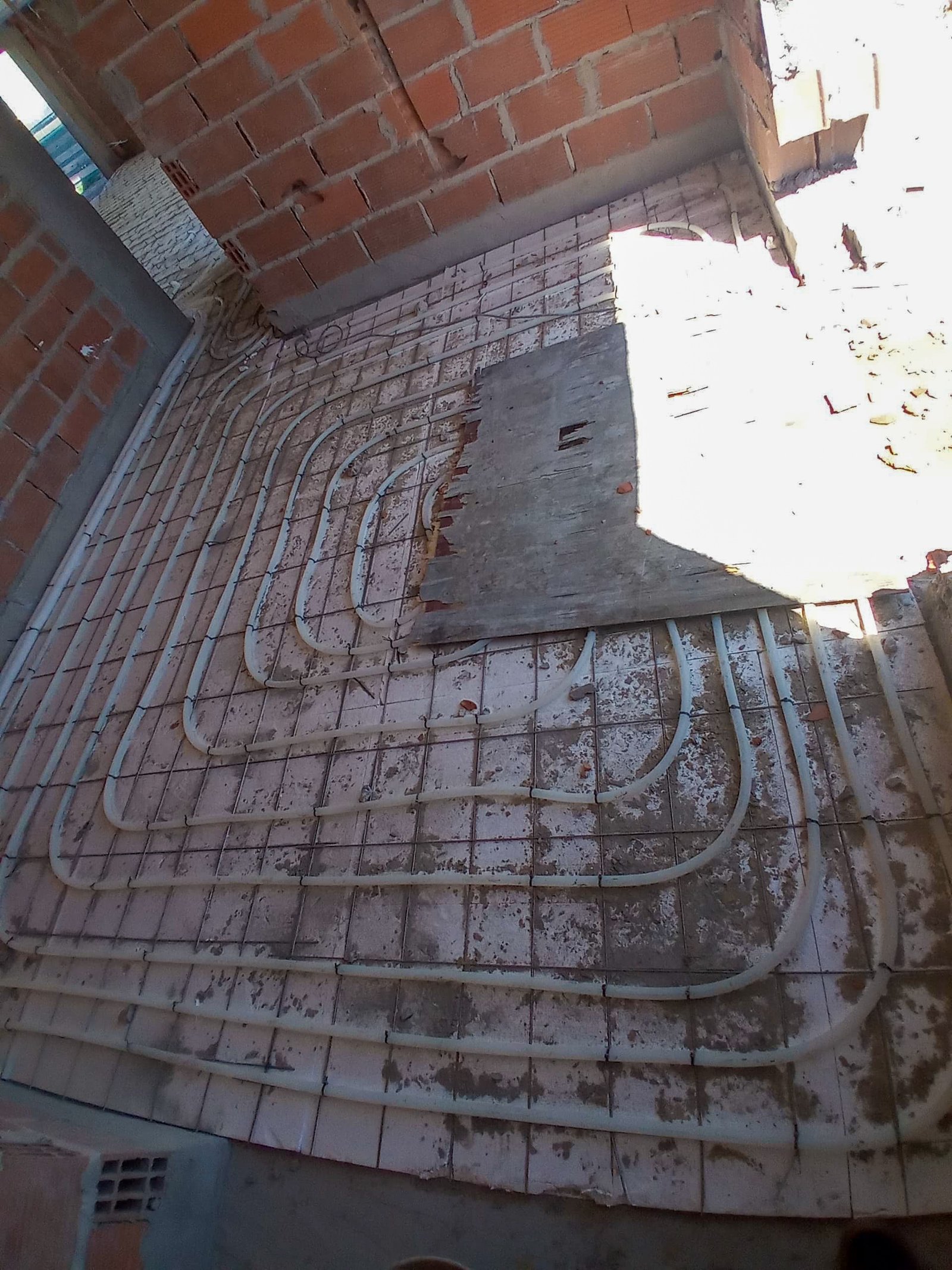 instalación de calefacción por losa radiante — proyecto Puertos del Lago - Piso Radiante , por Climatizacion HD, en M7H4+WP