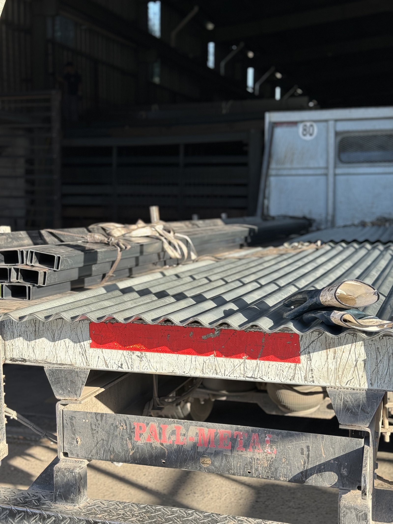 camion con barras de metal apiladas y techo metalico — proyecto Nuestra Planta, por PALL-METAL, en Merlo