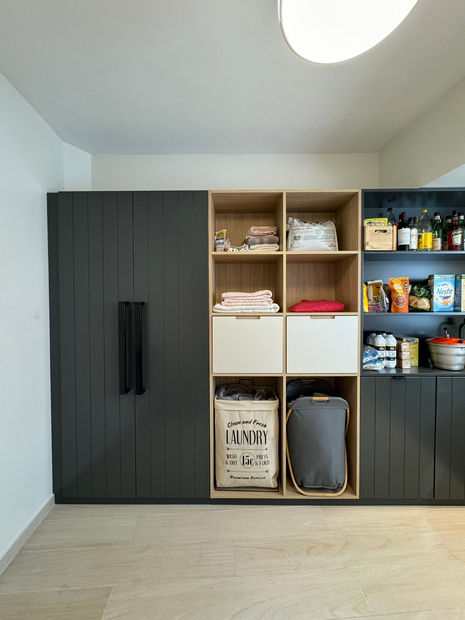 Lavadero moderno con almacenamiento organizado y luz neutra — proyecto Salguero II, por MDBK Arquitectura, en Palermo