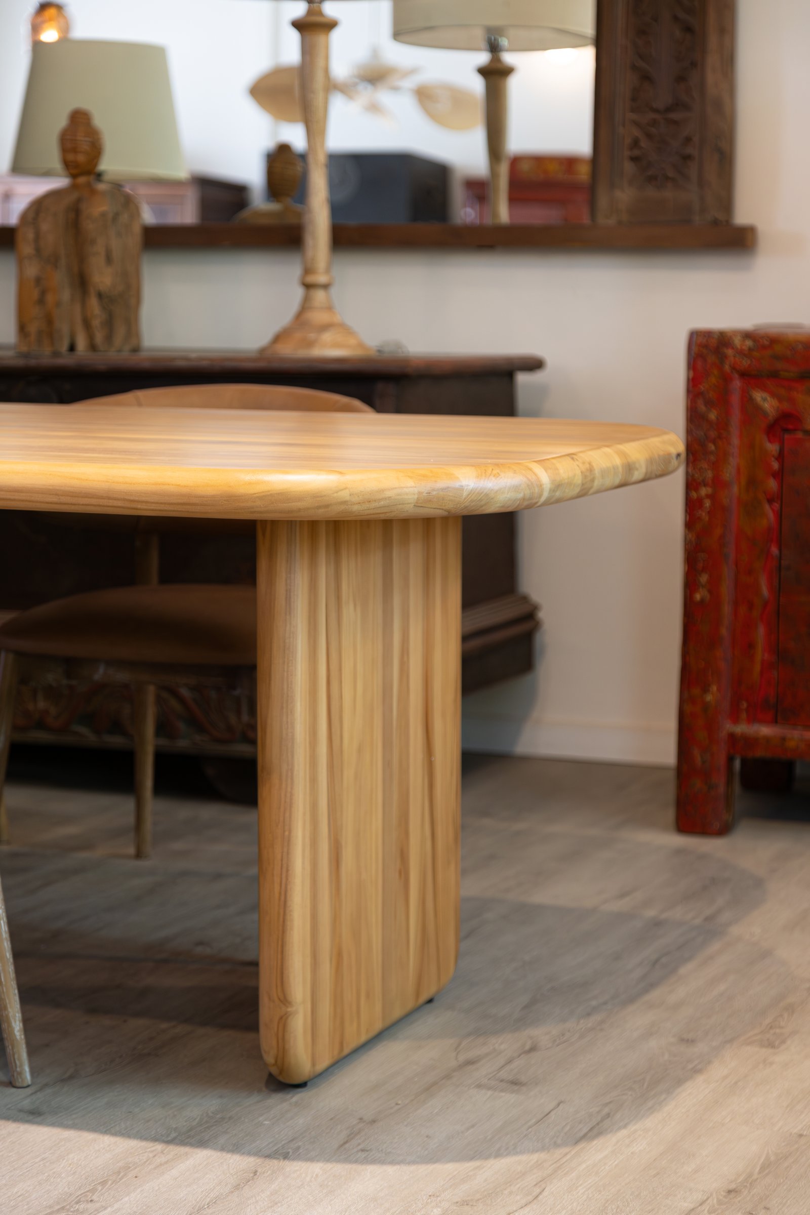 Mesa oval de madeira natural com base canelada e cadeiras mid-century — projeto Tendencias en comedores, por DESDE ASIA, em Palermo
