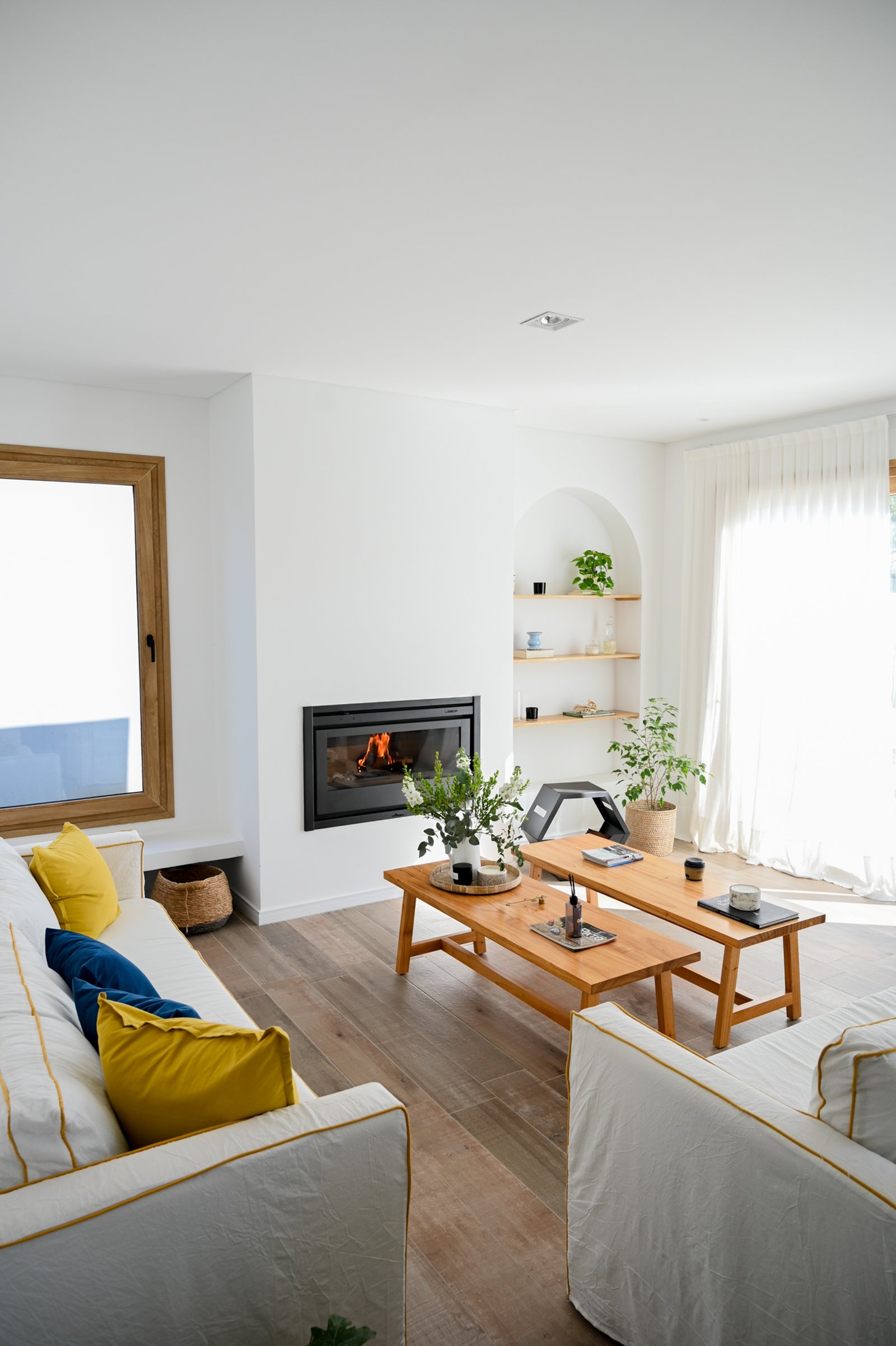 Living comedor moderno escandinavo con chimenea y estanterías arqueadas — proyecto Living, por CASA1-TROMEN, en Bella Vista