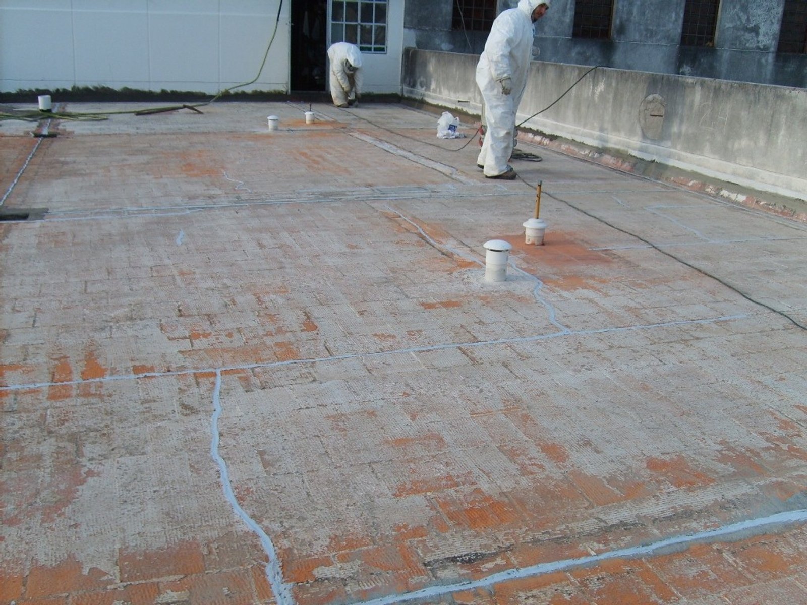 terraza en construcción con ladrillos y personal trabajando — proyecto Tribunales San Isidro, por PROTEX, en San Isidro