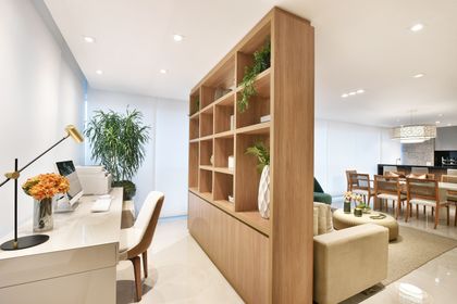 Oficina moderna integrada a living comedor con estantería de madera — proyecto Alto da Lapa, por ALESSANDRA BRAGGION ARQUITETURA & INTERIORES