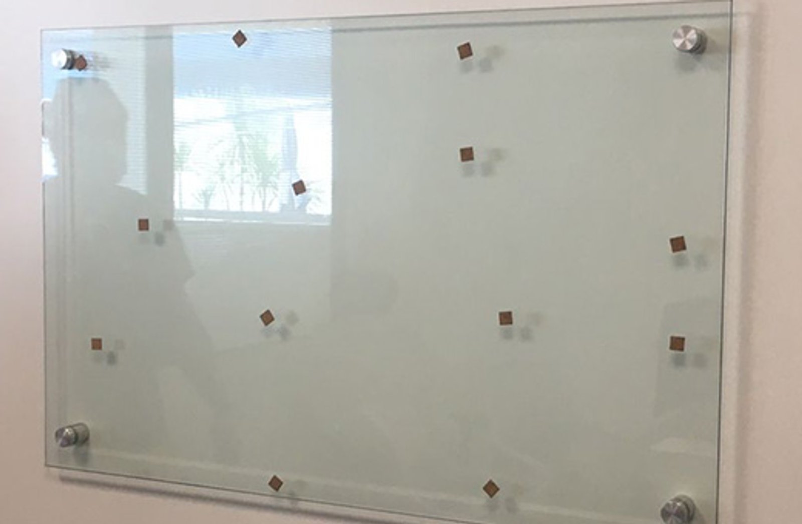 quadro de vidro magnético moderno em escritório — projeto Carteleria y paneleria, por Cristalcenter, em Av. del Libertador