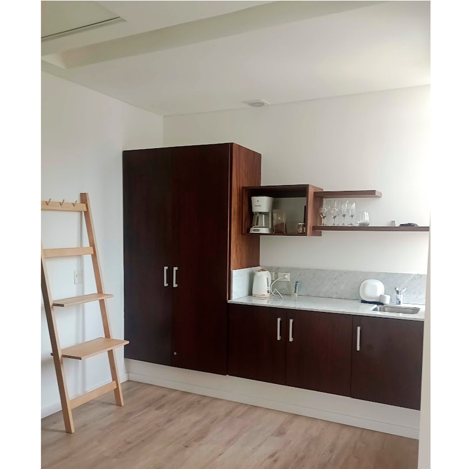 Cocina moderna con muebles de madera oscura y encimeras de mármol — proyecto PH Moreno, por ASIA - arquitectura, en San Telmo