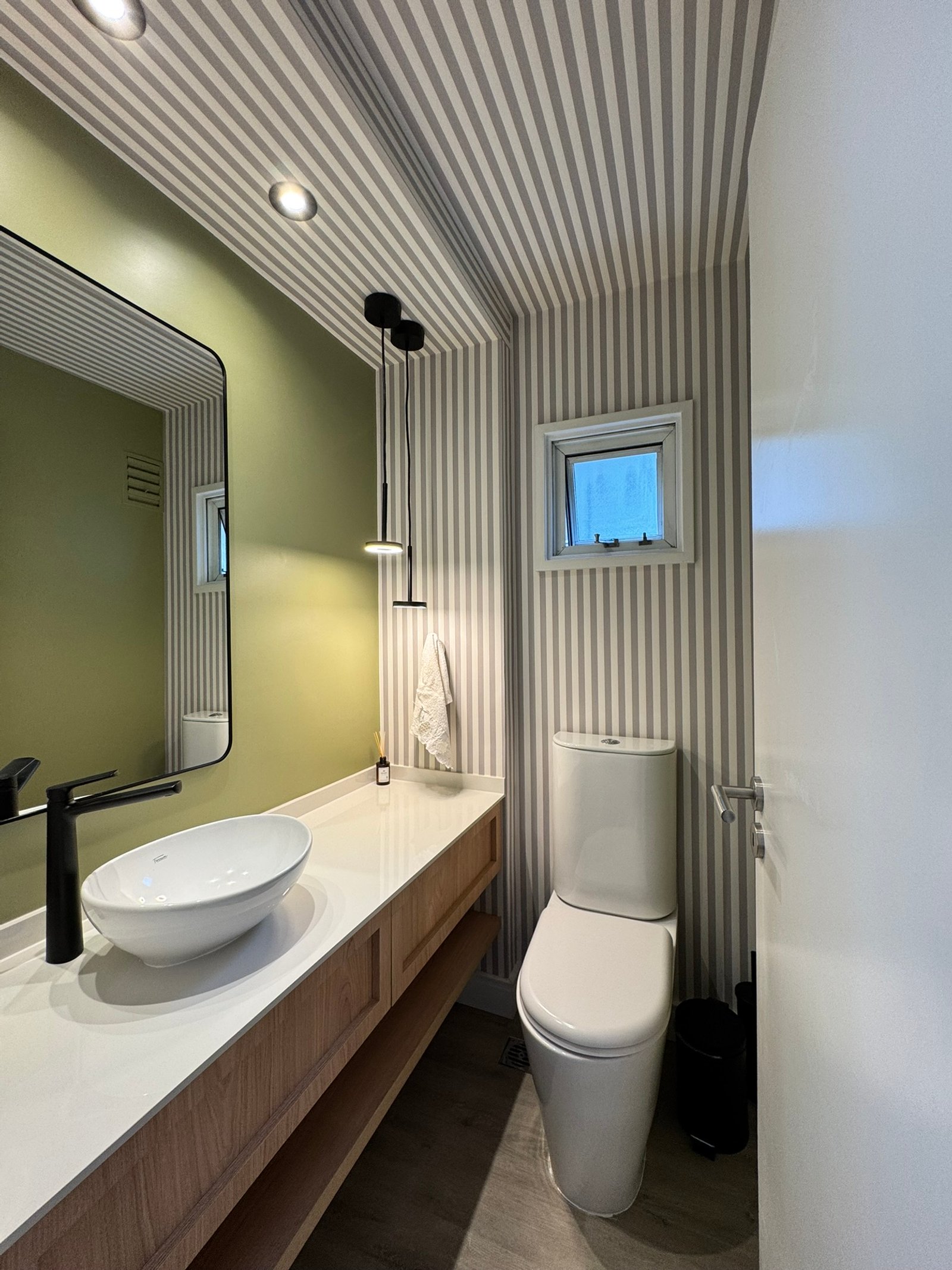 Baño moderno con papel rayado y tocador de madera — proyecto Lafinur, por MDBK Arquitectura, en Palermo
