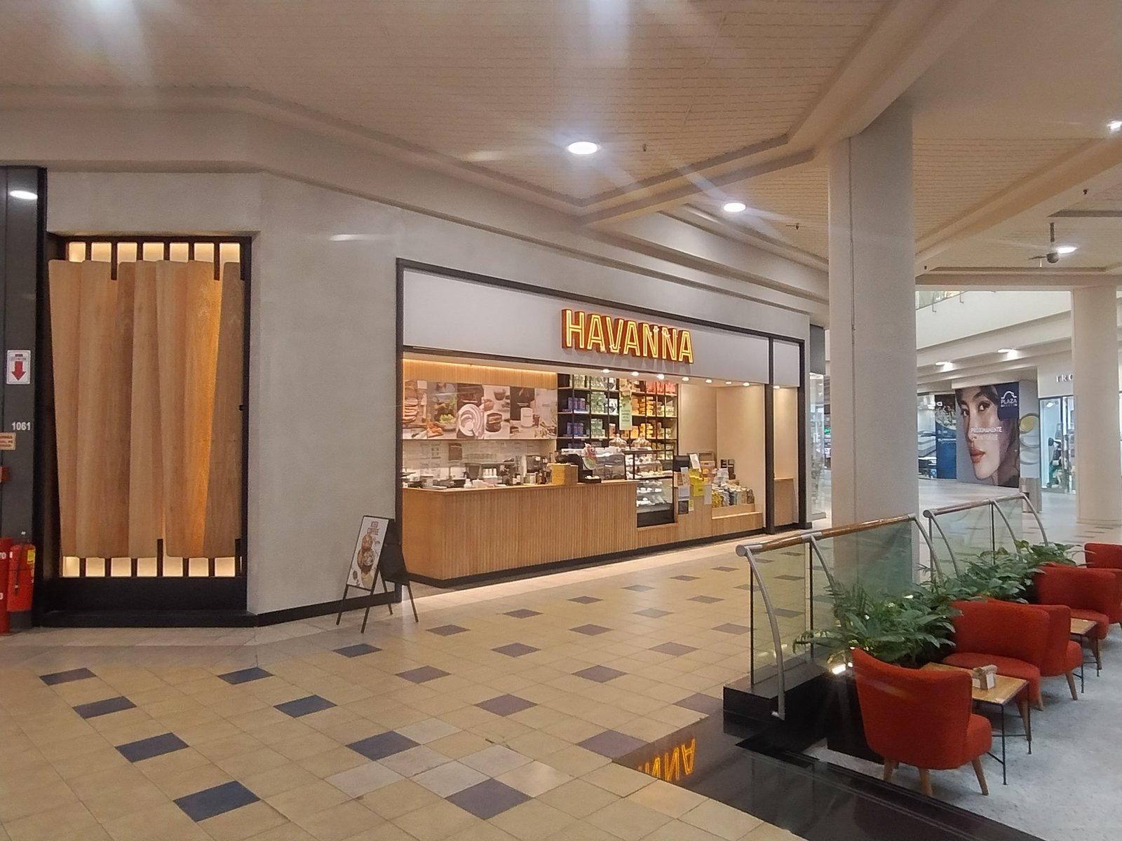 Local comercial estilo moderno con cortinas de bambú — proyecto Havanna Plaza Oeste Shopping, por COMOTTO - SOMMER  - ARQUITECTOS, en Blvd. Juan Manuel de Rosas 658
