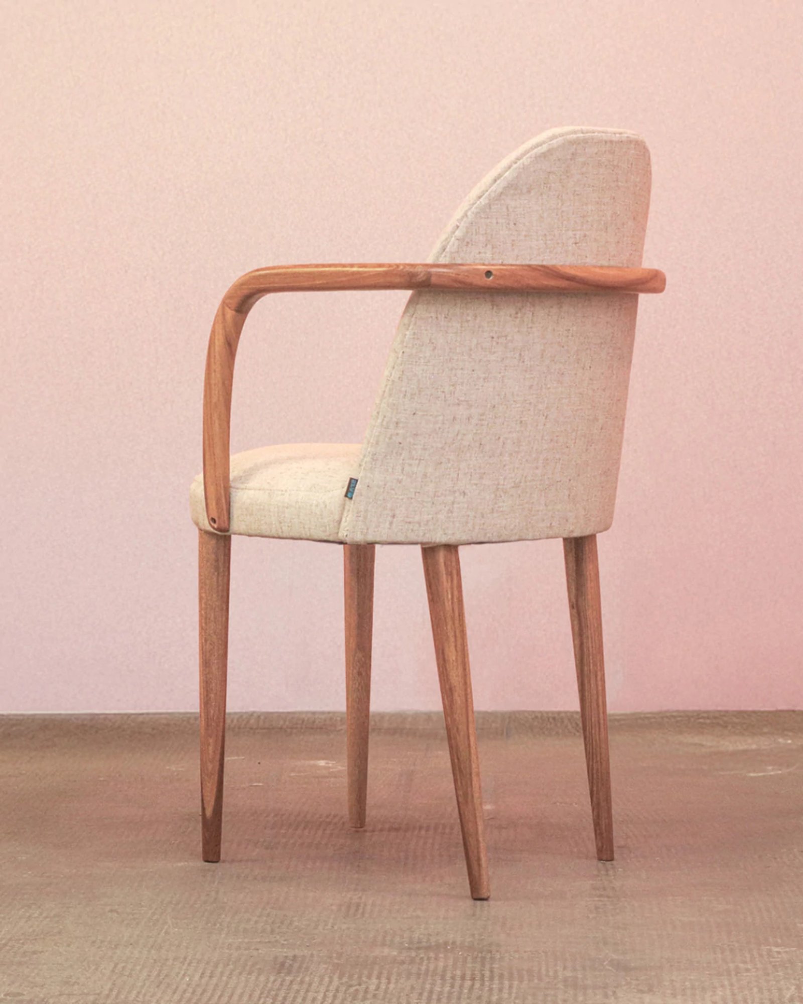 Sillón de diseño moderno con brazos curvos de madera — proyecto Comedor, por BLVD Furniture