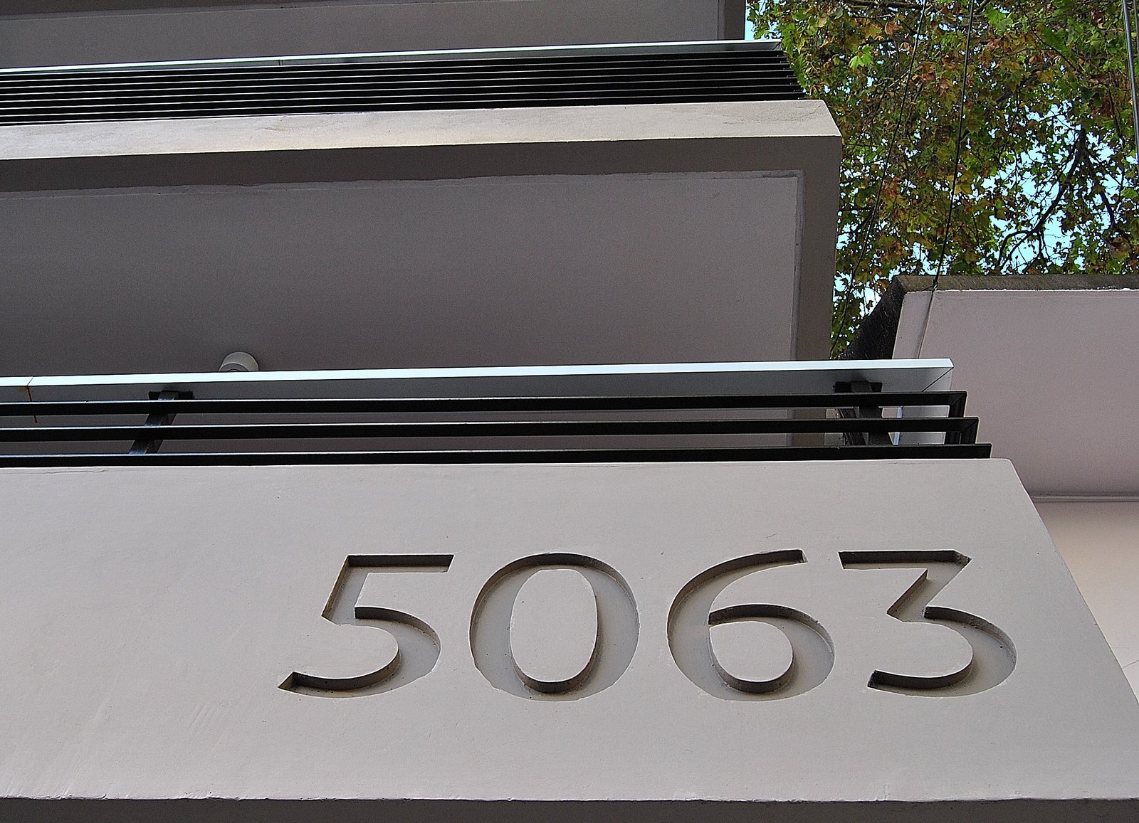 Fachada moderna con número de casa 5063 y detalles metálicos — proyecto Edificio San Martin, por LW Lopez Wolder arquitectos, en Av. S. Martín 5063