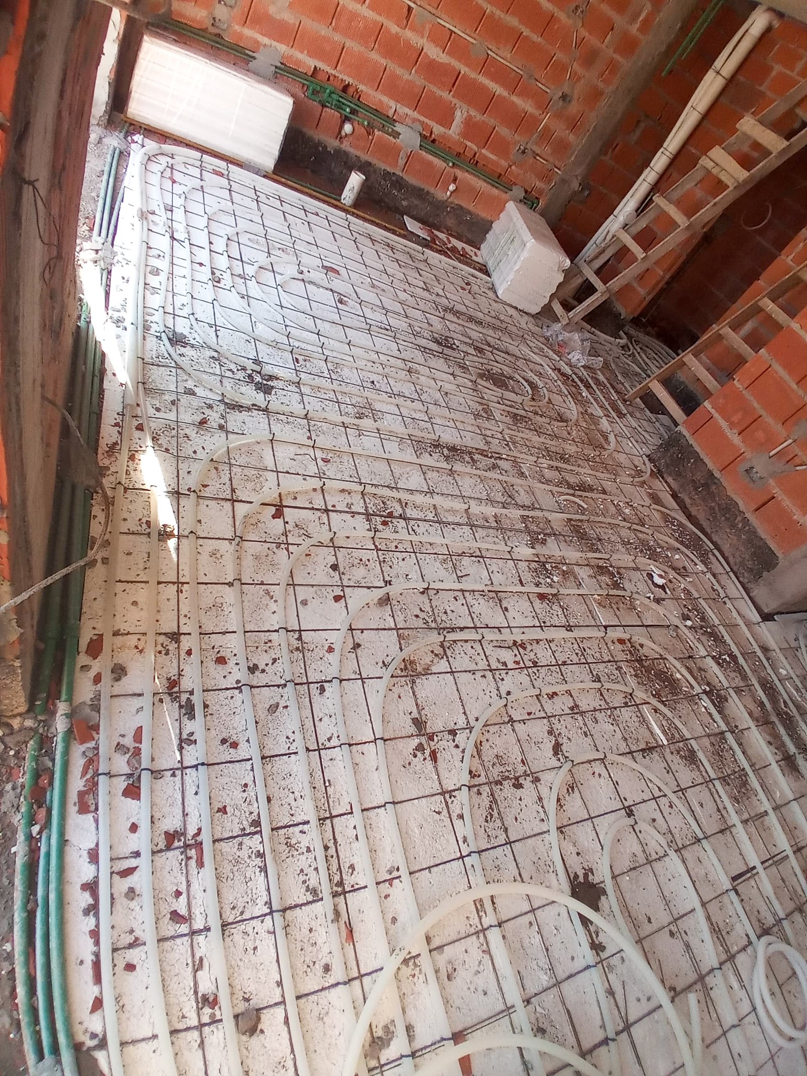 instalação de piso aquecido em construção — projeto Instalación de piso radiante en Barrio Maria del Buen Ayre, por Climatizacion HD, em Av. de la Rivera 4499