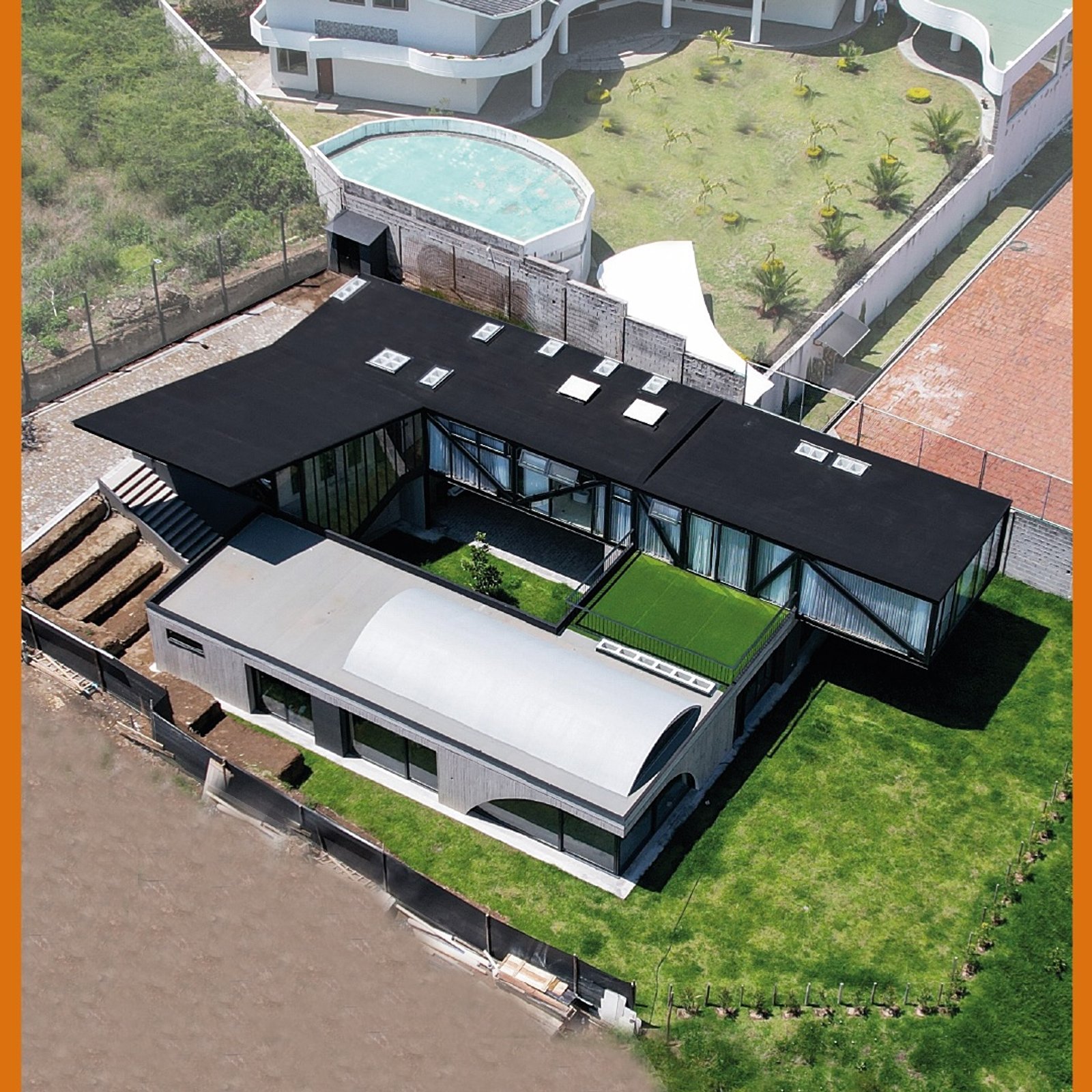 casa moderna geométrica con piscina y amplios ventanales — proyecto Casa Lumbre, por MUCHTEK, en Tumbaco