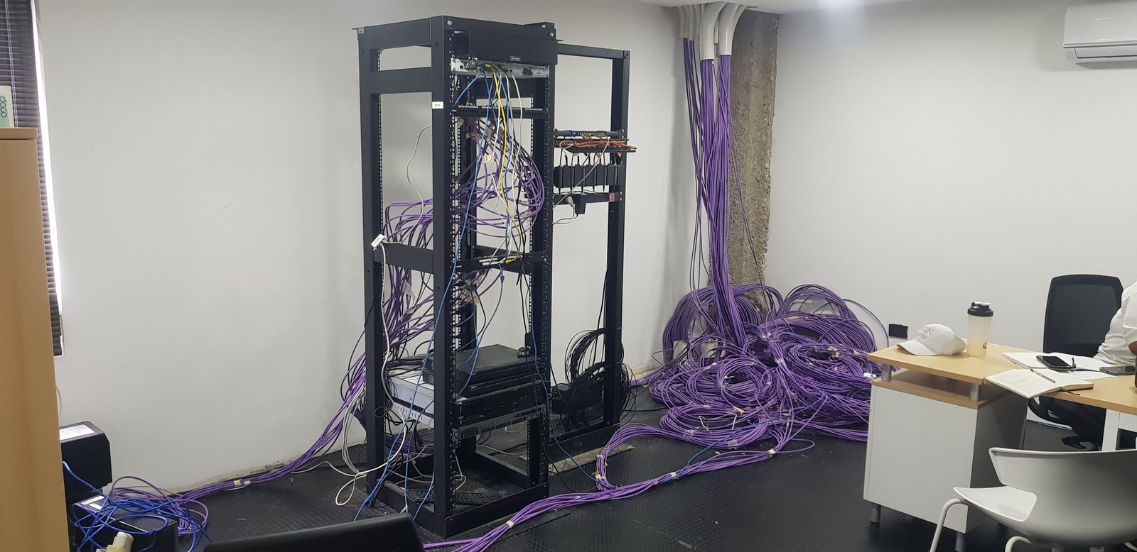 oficina en instalación con rack de servidores y abundantes cables — proyecto Montajes eléctricos en oficinas Comerciales , por Mantenimientos Comerciales Leon , en Buenos Aires