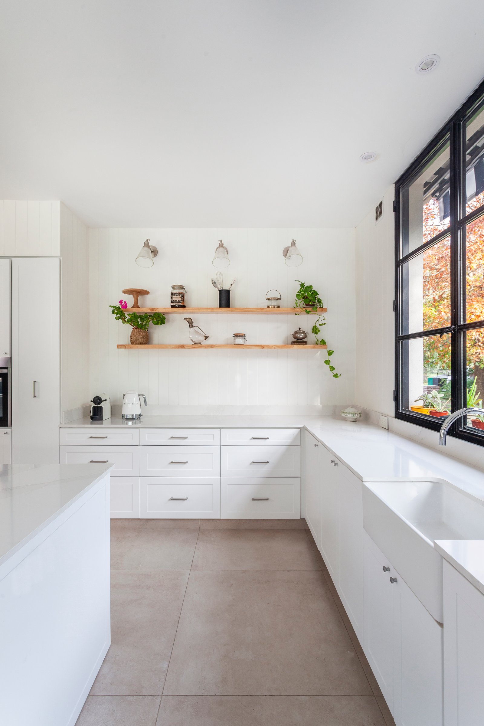 Cozinha moderna branca estilo escandinavo com bancadas e prateleiras — projeto CASA HS143, por A'PRIMA - Arquitectura Sustentable, em km 7.5 Ruta 25