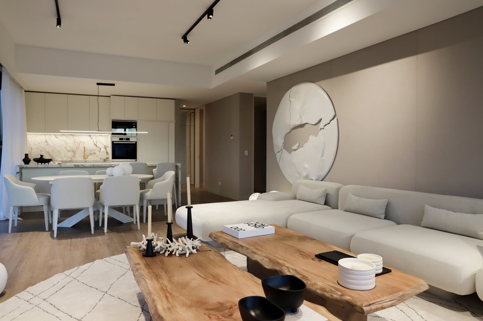 Sala de jantar e cozinha moderna integrada com ilha e arte abstrata — projeto OBRA TORRES LINK, por MARCELO MAZZA, em Puerto Madero