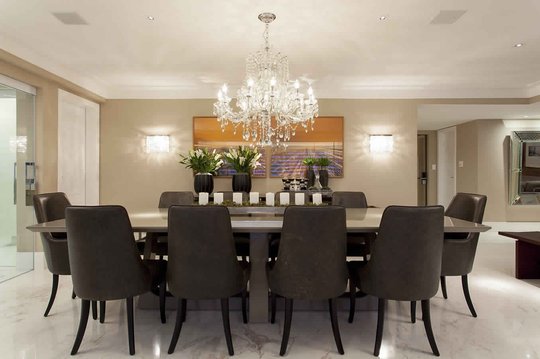 Comedor contemporáneo con mesa redonda negra y lámparas de cristal — proyecto Jantar, por Xico Diniz