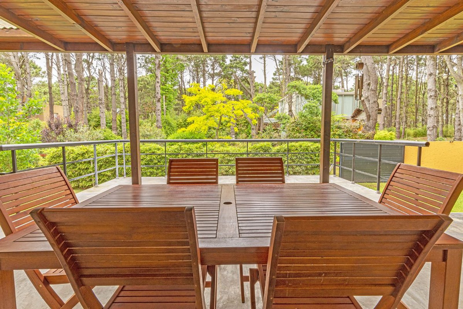 Comedor rústico al aire libre con deck y pergola en bosque — proyecto LA  ALHAMBRA, por GJF estudio, en Costa del Este