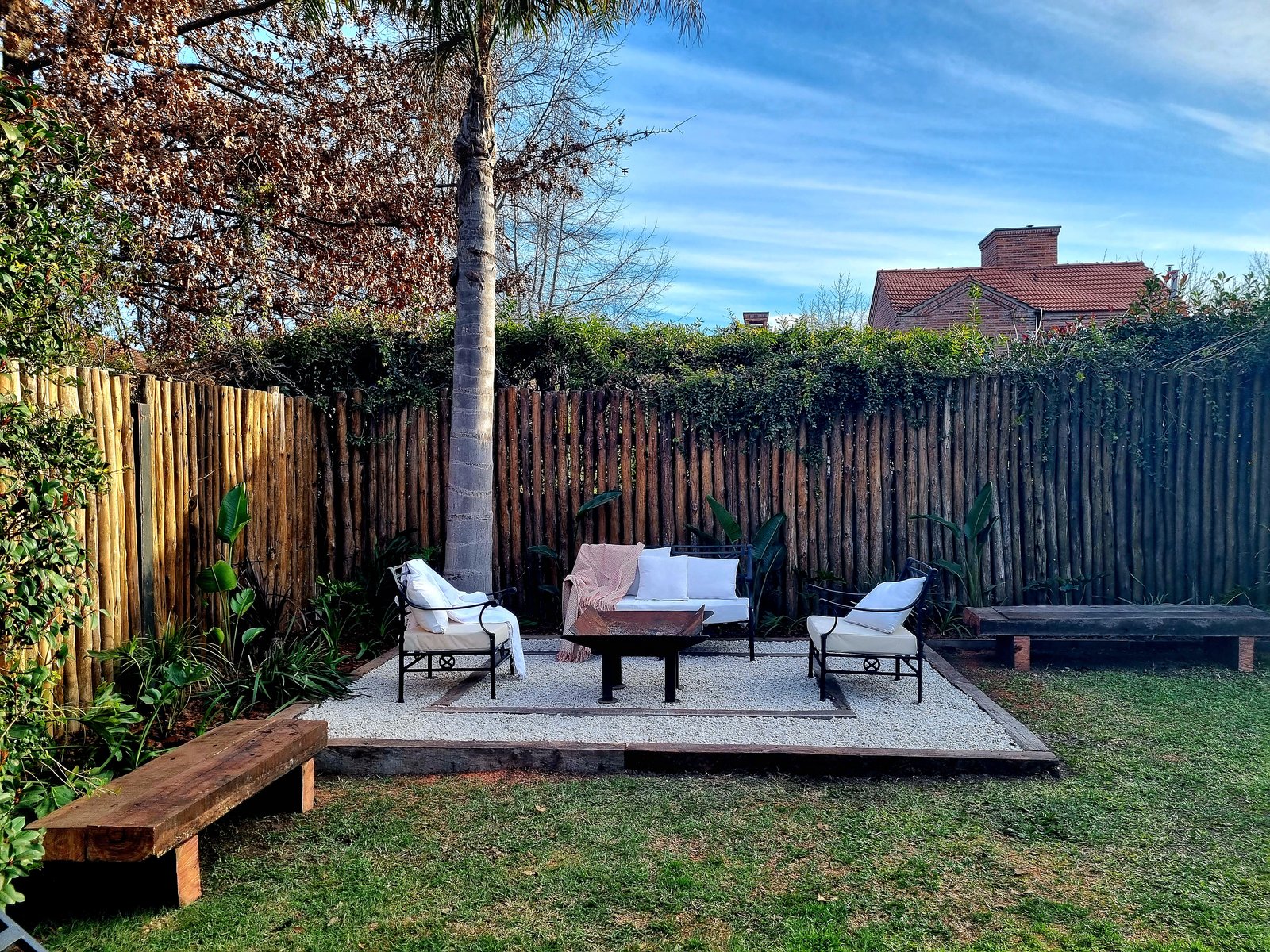 Patio moderno con muebles de exterior y pérgola — proyecto Barrio La Rinconada - Pilar, por Marcela García Brünner Paisajista, en La Rinconada