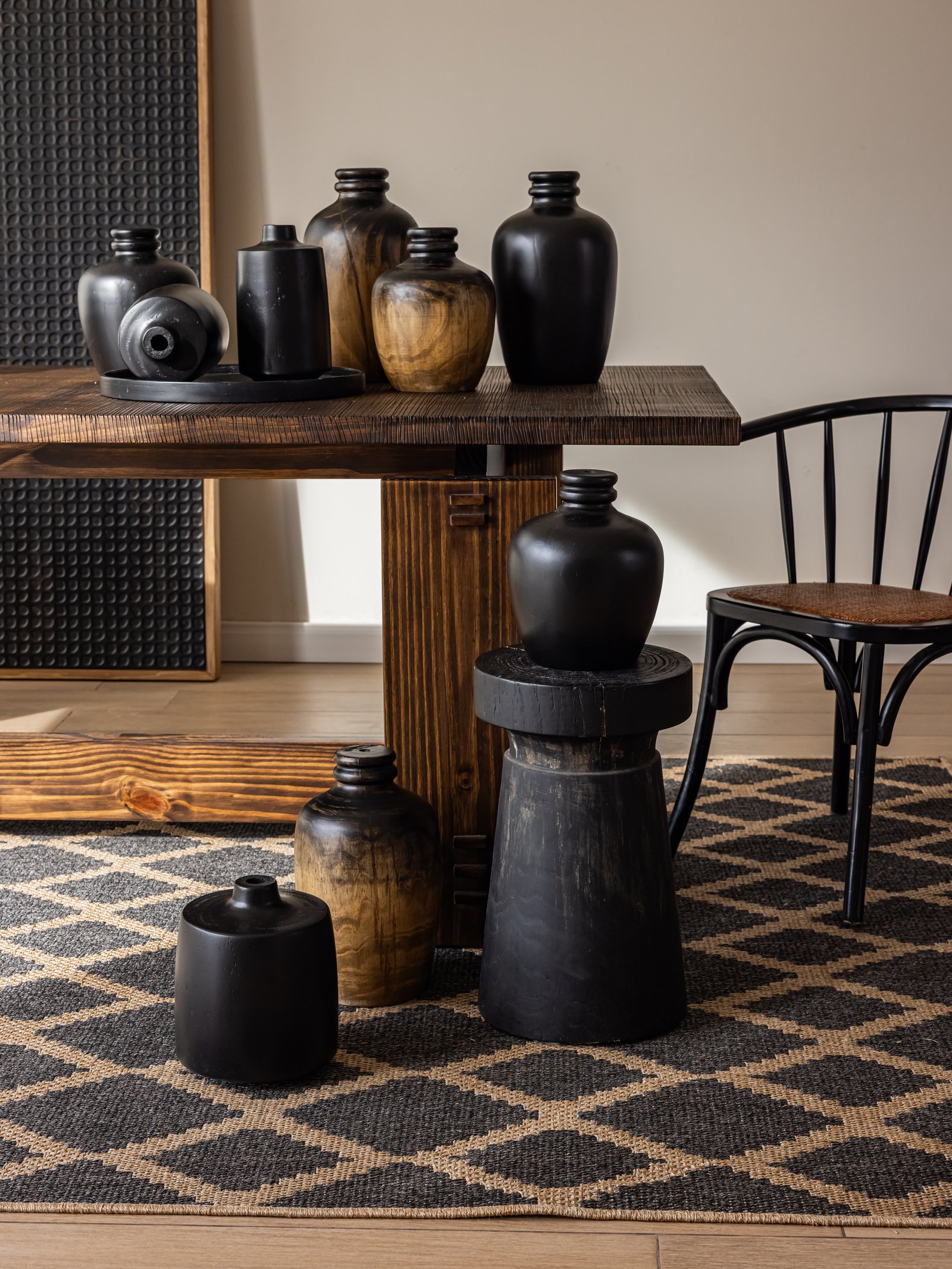 Sala de estar con alfombra geométrica y mesa de madera natural — proyecto Styling para Grumsdleg, por El Marques deco y ambientaciones, en Córdoba