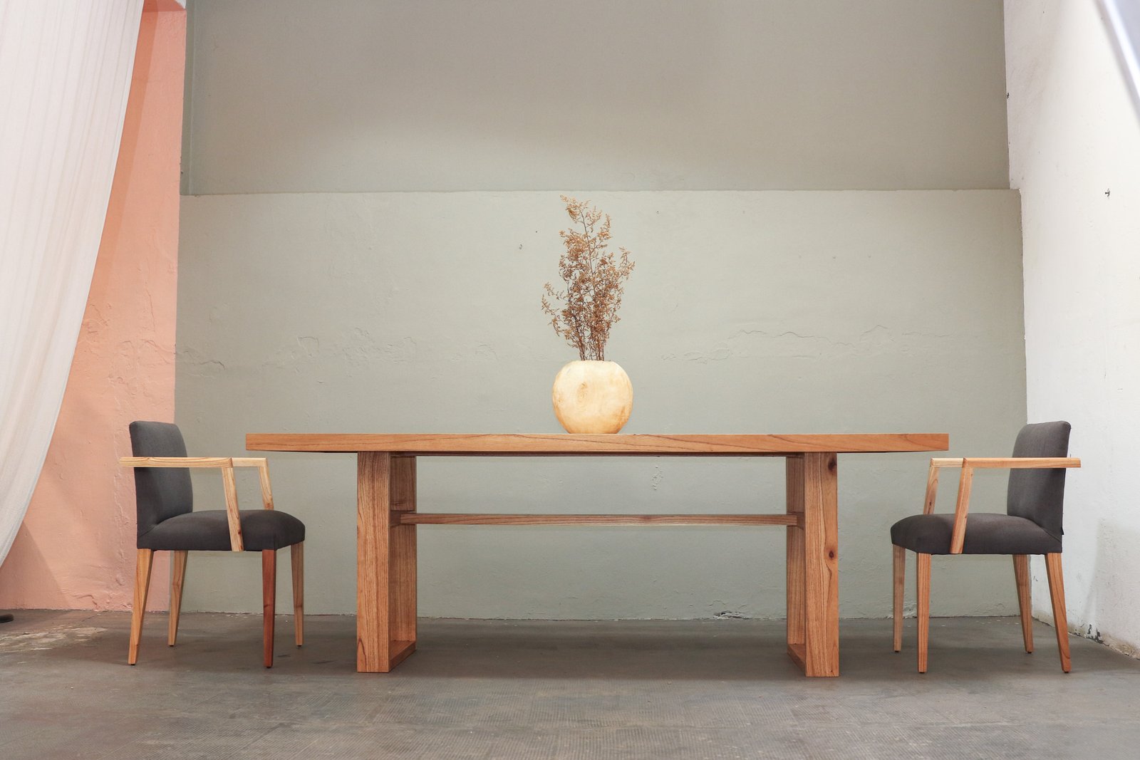 Sala de jantar minimalista moderna com mesa de madeira e cadeiras escuras — projeto Comedor, por BLVD Furniture