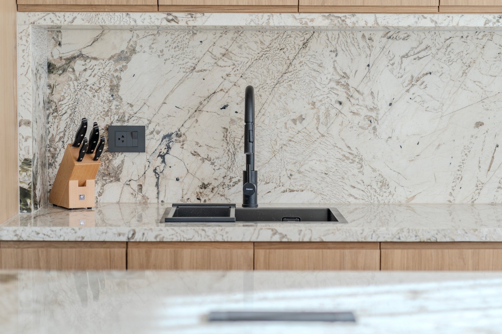 Cocina moderna con backsplash y mesada de mármol, muebles de madera — proyecto Al Río - Cocina / Comedor, por Blue Rabbit Design, en Vicente López