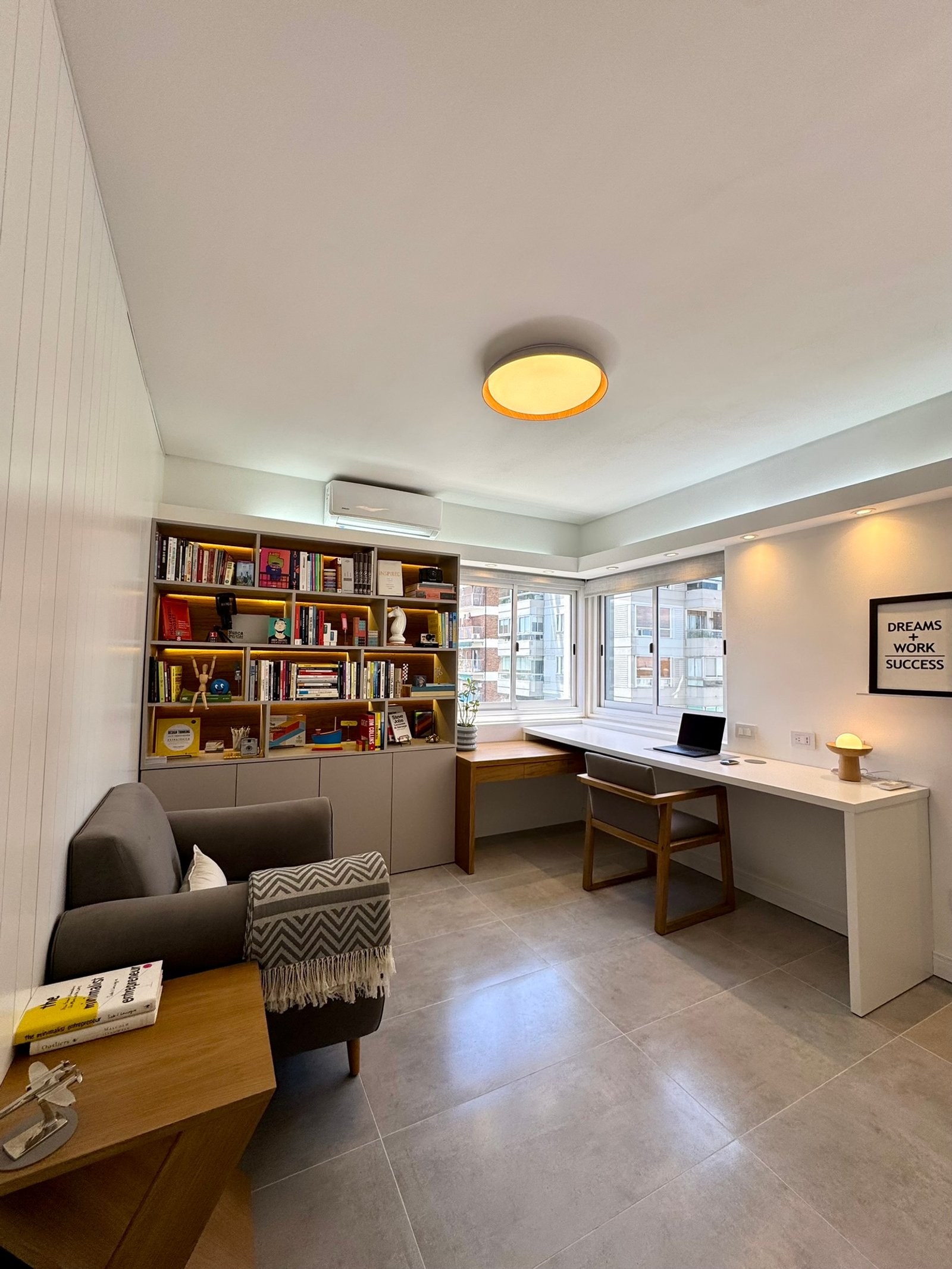 Sala de estar moderna com home office, prateleiras embutidas — projeto Matienzo, por MDBK Arquitectura, em Belgrano