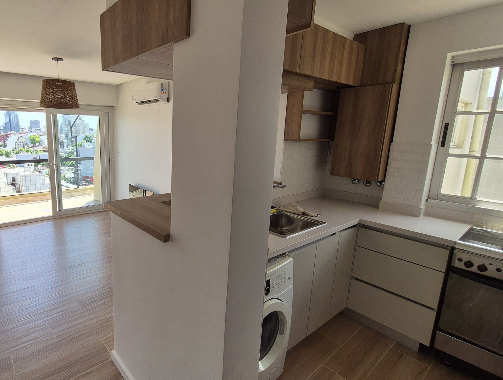 Cocina y comedor modernos con muebles de madera clara e iluminación indirecta — proyecto Living - Remodelación Soho, por RenovArqui, en Palermo