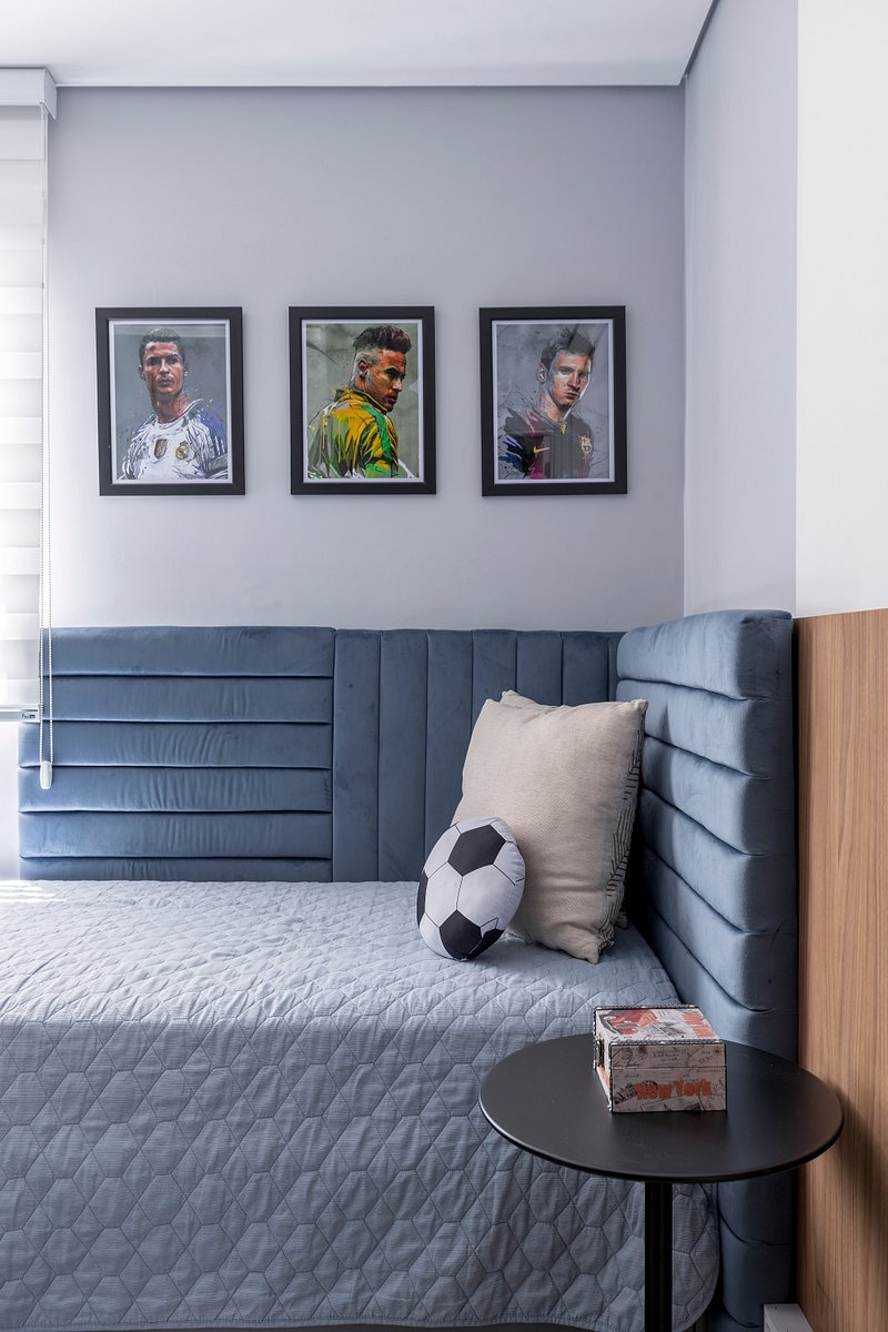 Apartamento tem decoração estilo clássico e tons neutros