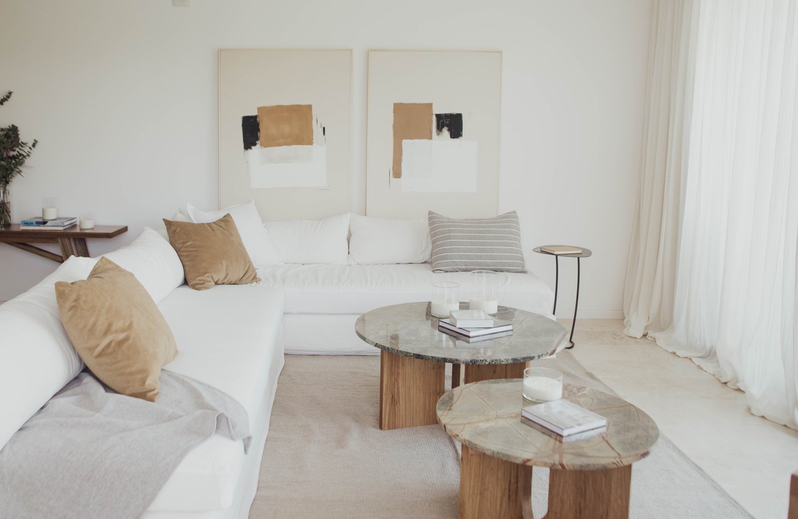 Living minimalista con arte abstracto y mucha luz — proyecto Urbana las lomas, por LACROZE DESIGN STUDIO, en San Isidro