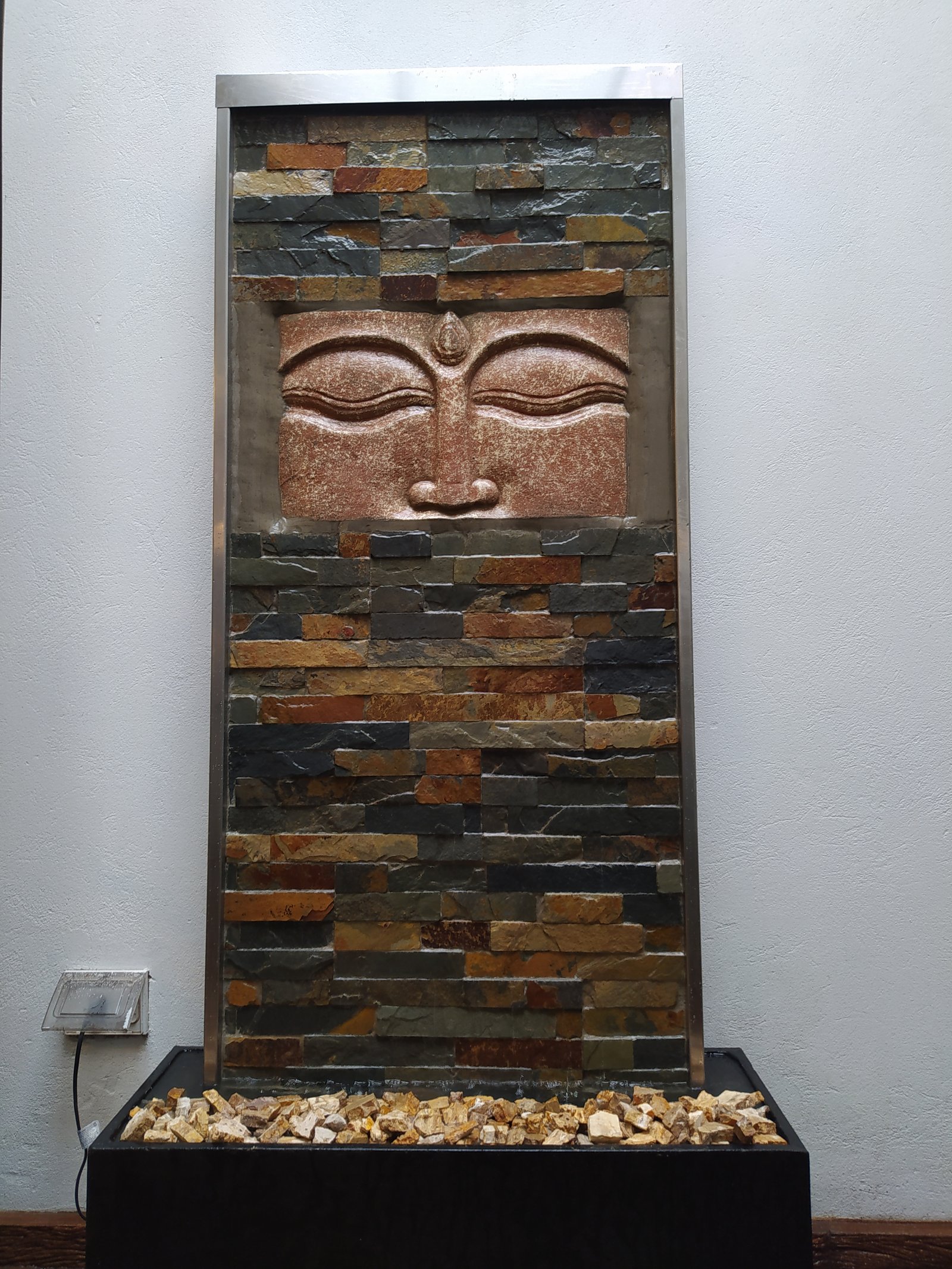 fuente de agua interior con cara de buda — proyecto Muro Cara Buda  , por FUENTES Y MUROS .COM.AR, en Cañuelas