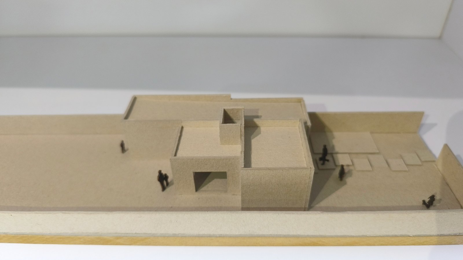 maqueta de hormigon gris minimalista de baja altura — proyecto Casa Inti, por WILSON ARQUITECTURA, en Manzanares