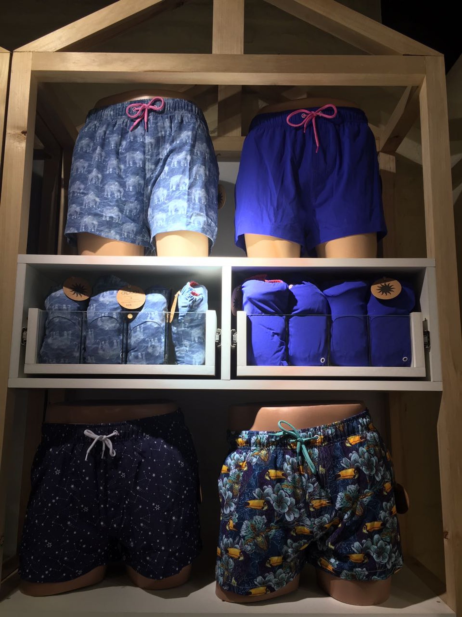malla de natación para hombres en exhibición minorista — proyecto CROUCH, por DE DIOS Estudio, en Blvd. Juan Manuel de Rosas 658