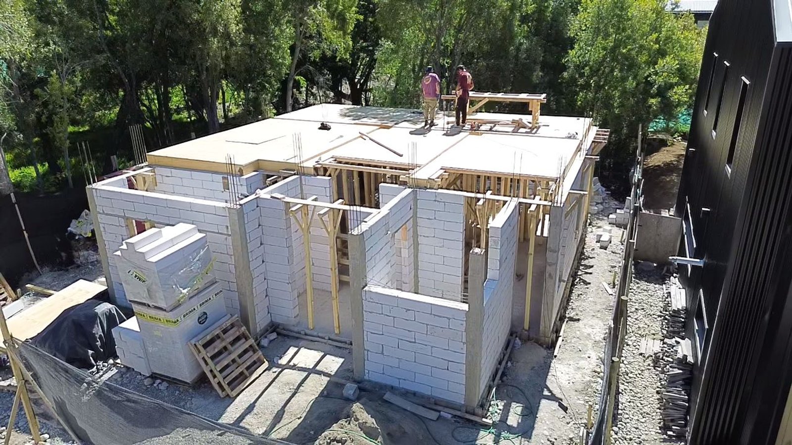 obra cinza de fachada residencial moderna cercada por vegetação — projeto Barrancas de Melipal, por Arquitecta Grace Overgaard, em Av. Ezequiel Bustillo 4821-5199