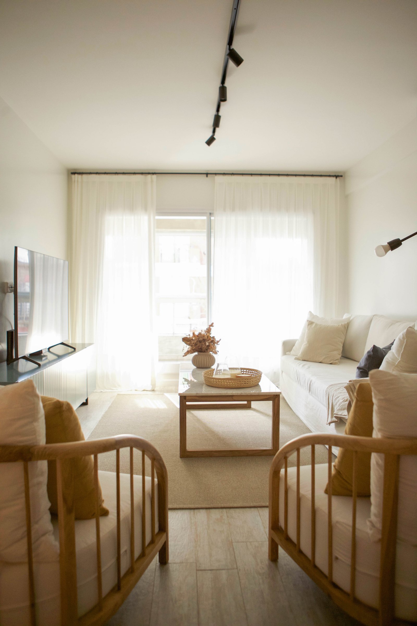 Living moderno con sillones de madera y cortinas blancas — proyecto Araujo, por LACROZE DESIGN STUDIO, en Núñez