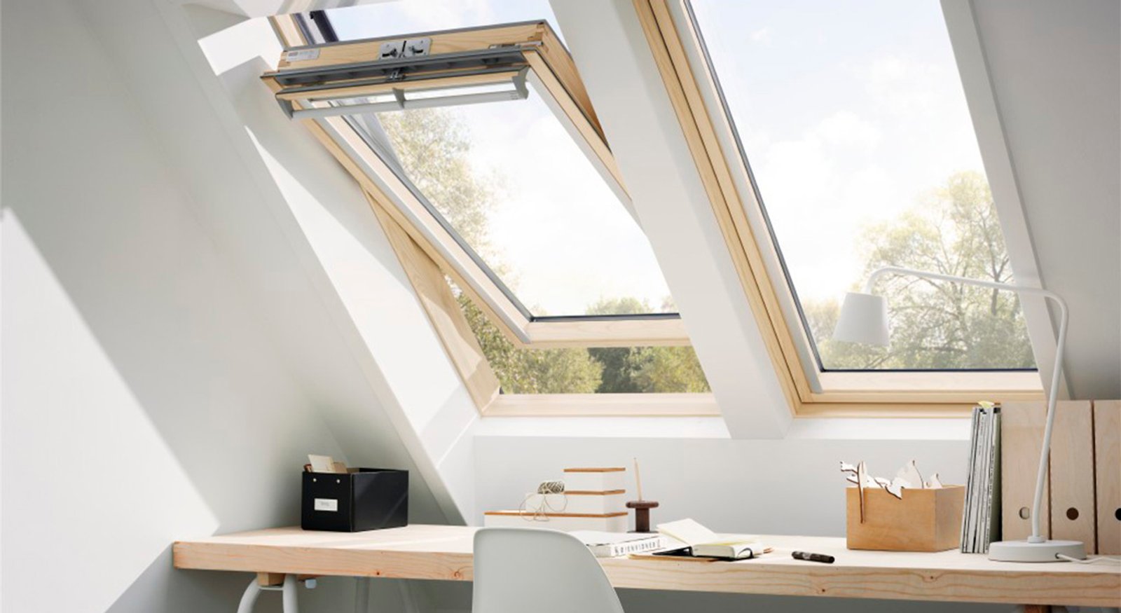 Oficina moderna con gran tragaluz y suelo de madera — proyecto Oficina en casa, por VELUX