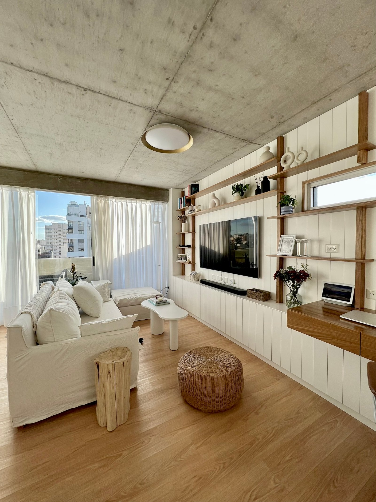 Living moderno con techo de hormigón y muebles claros — proyecto Velasco, por MDBK Arquitectura, en Villa Crespo