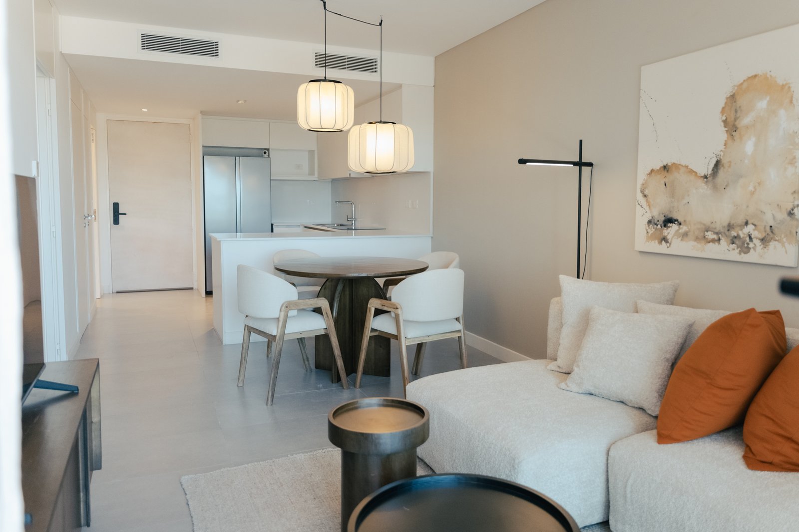 Living comedor moderno integrado con mucha luz natural — proyecto PROYECTO BLISS - EDIFICIO MARINA, por ILVA, en Provincia de Buenos Aires