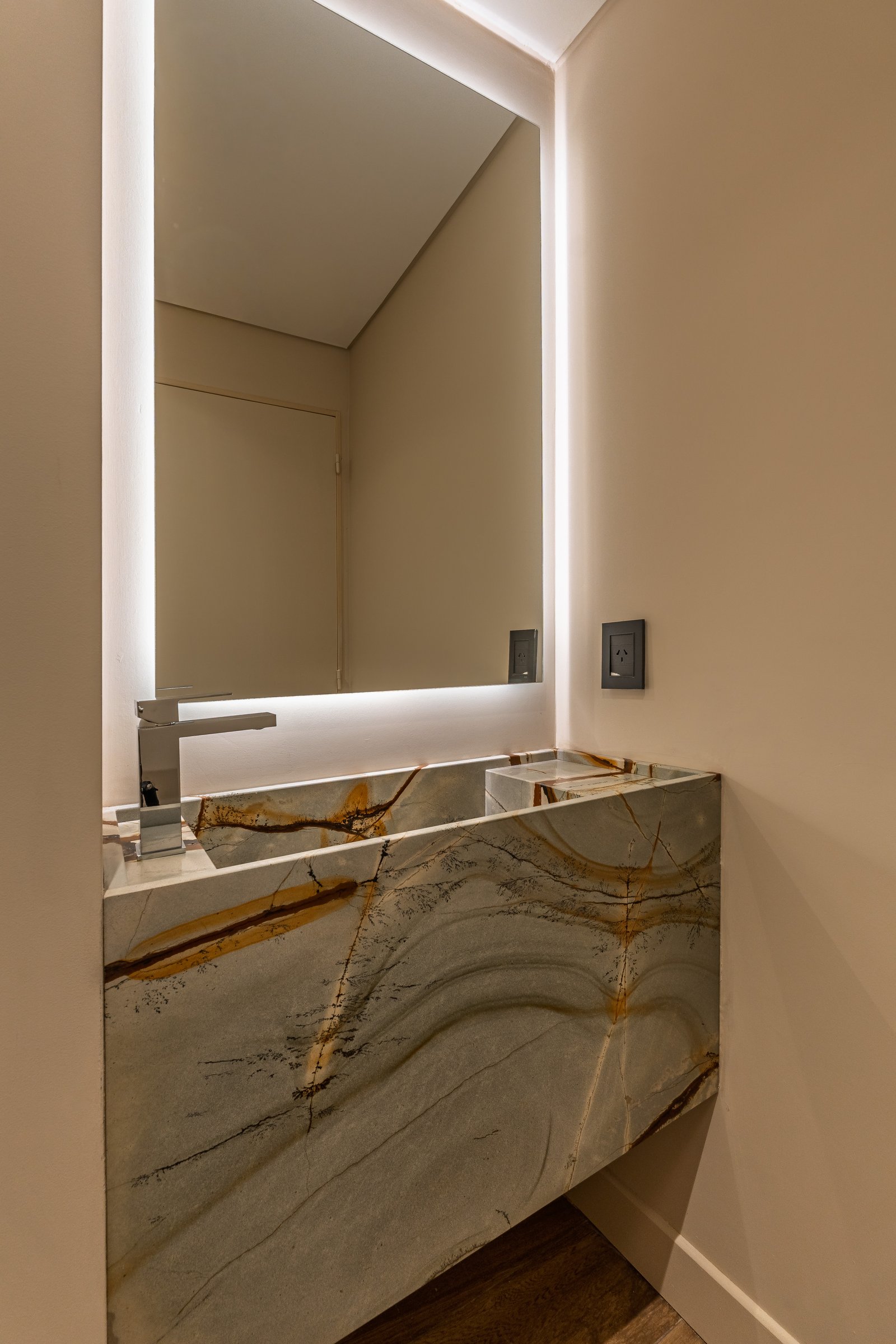 Toilette moderno con bacha y espejo iluminado — proyecto Godoy Cruz, por ABEJA CONCEPT, en Palermo