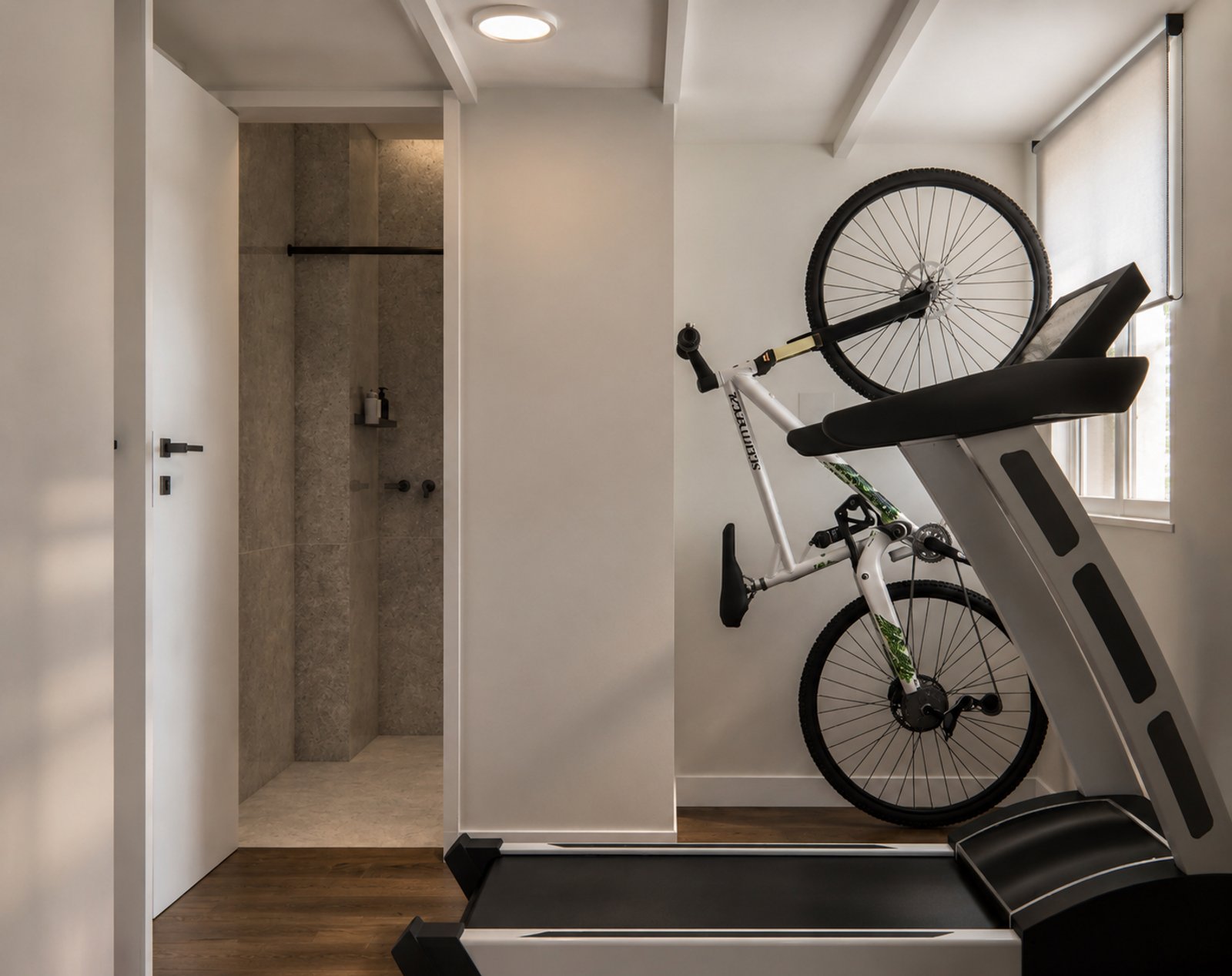 esteira com bicicleta em corredor moderno — projeto Reforma departamento minimalista, por Mela Deco Design, em Buenos Aires